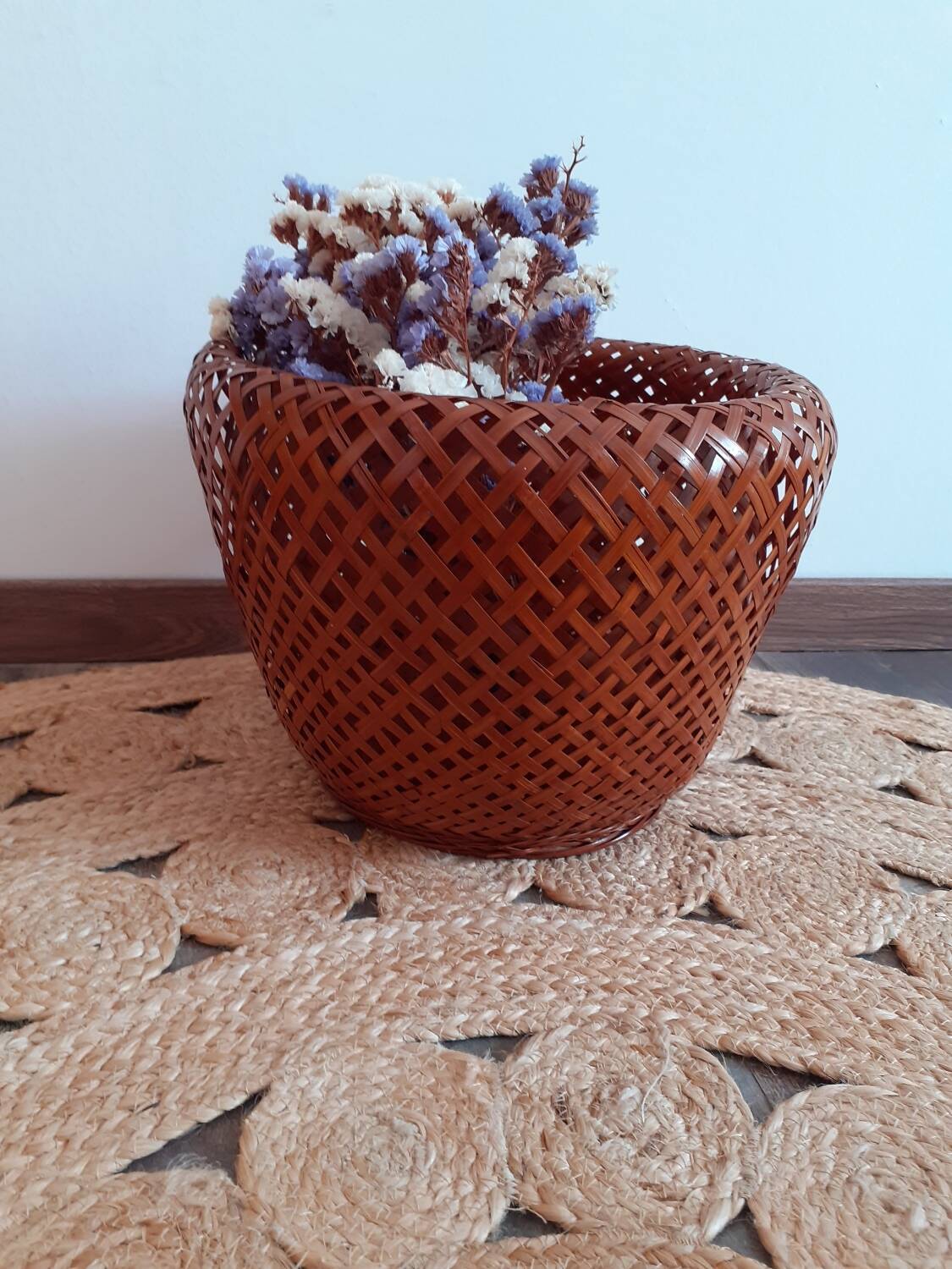 Très joli cache pot en bambou tressé année 60