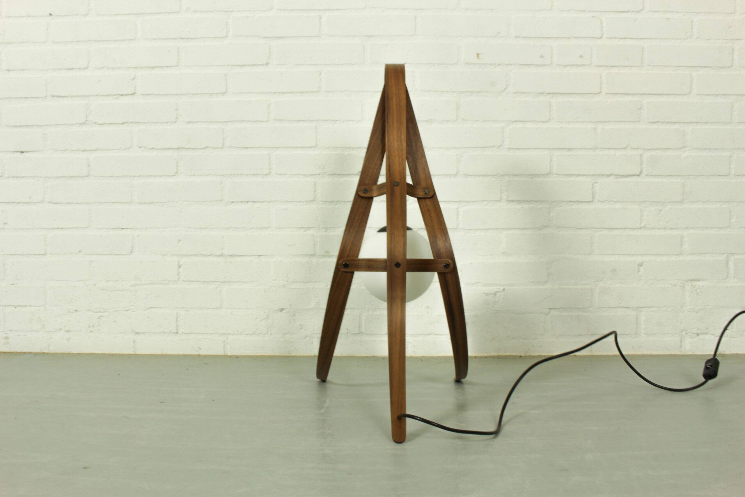 Sculptural table lamp with globe