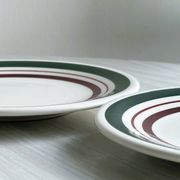 2 assiettes à dessert bande verte et bordeaux.
