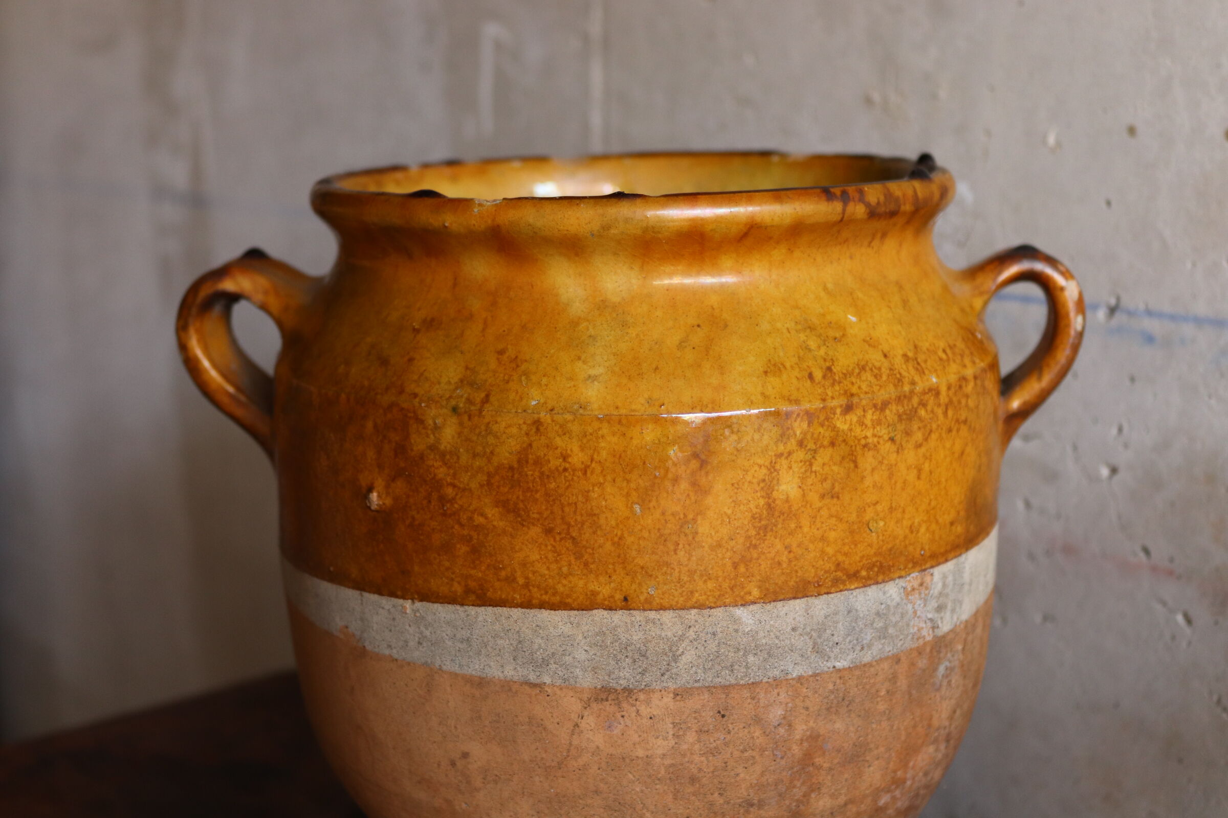 Varnished candied pot yellow