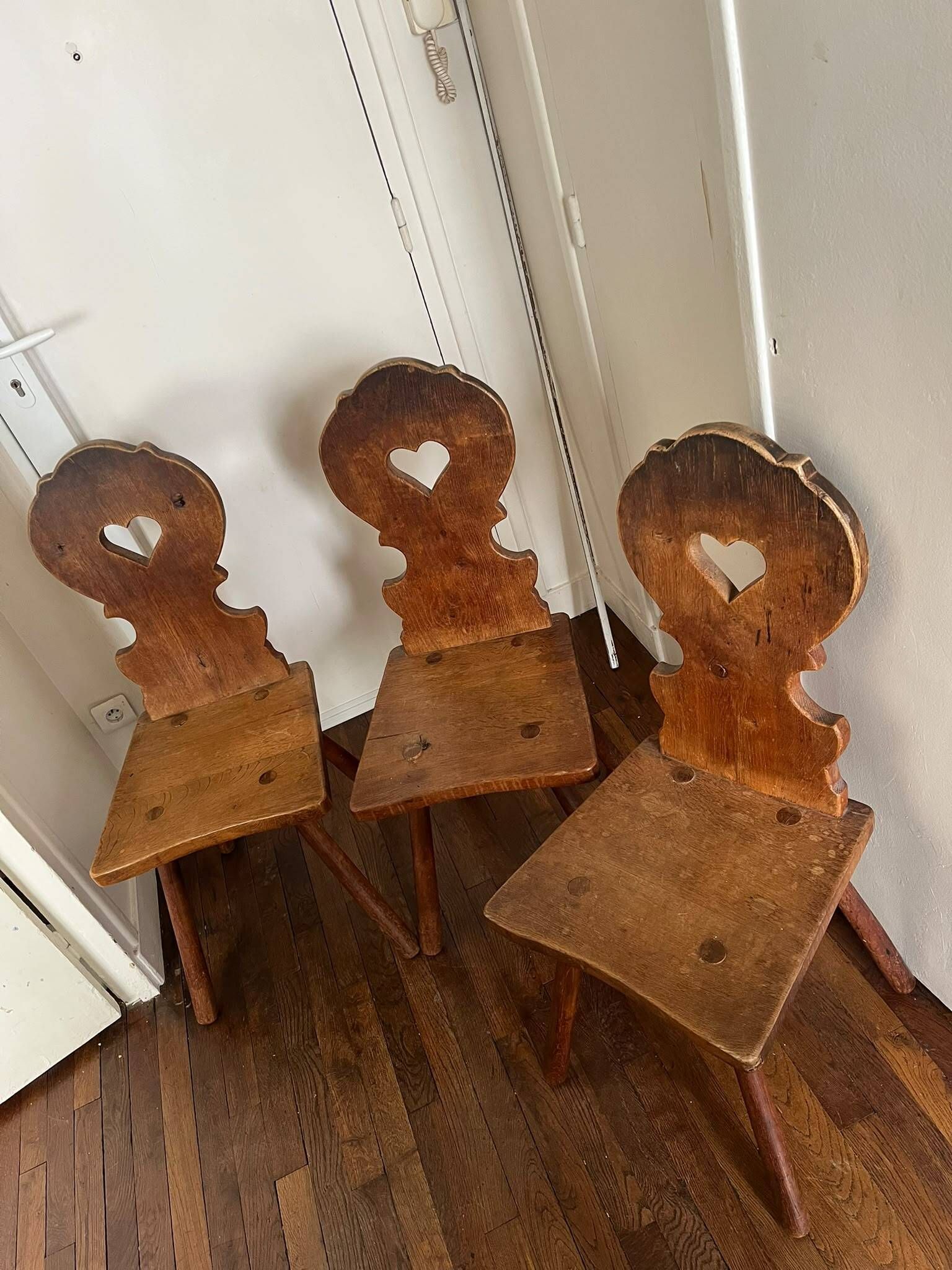 3 chaises brutalistes