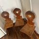 3 chaises brutalistes