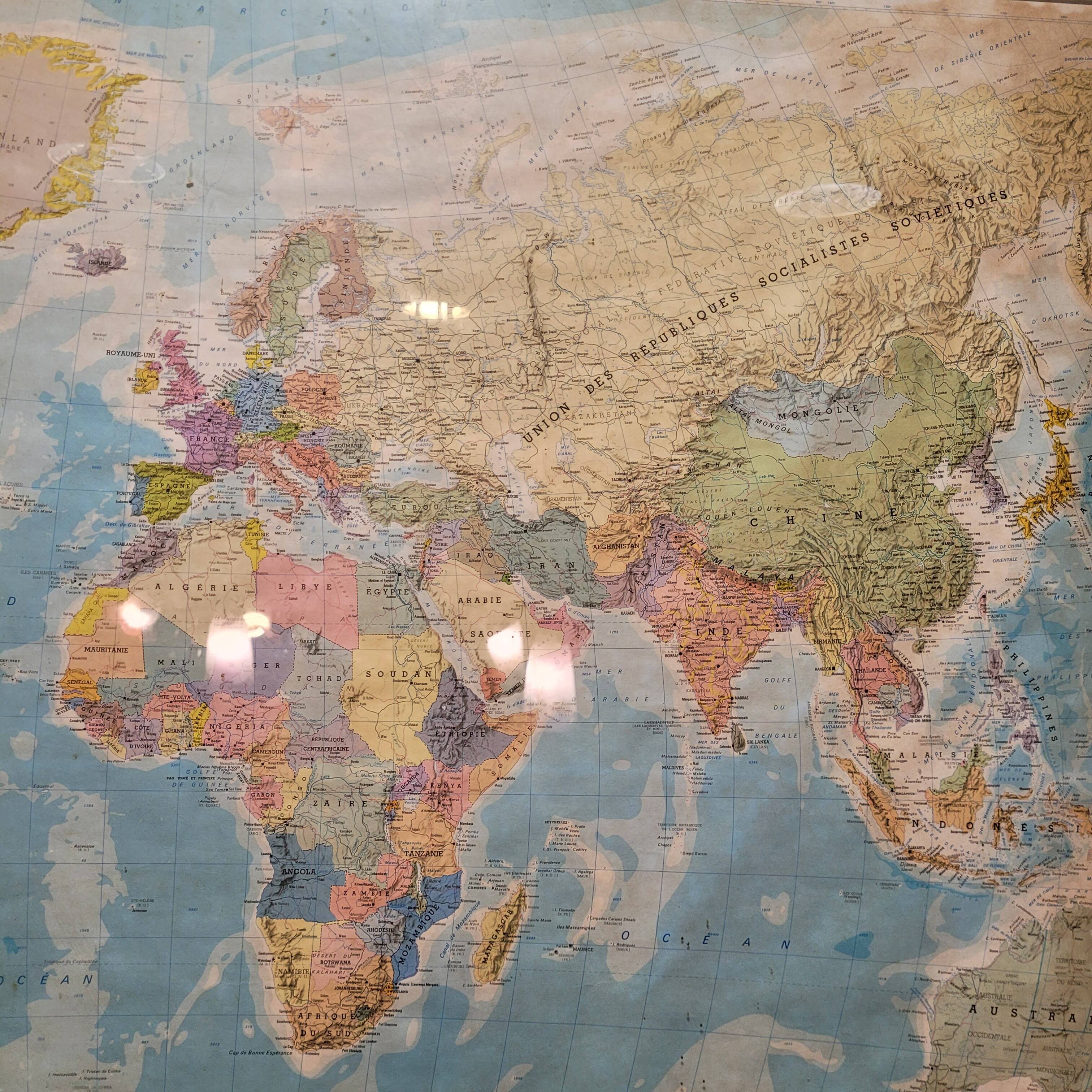 Mapa globo terráqueo / Planisferio “Le Monde Politique”, Instituto Geográfico Nacional, s. XX – Fran