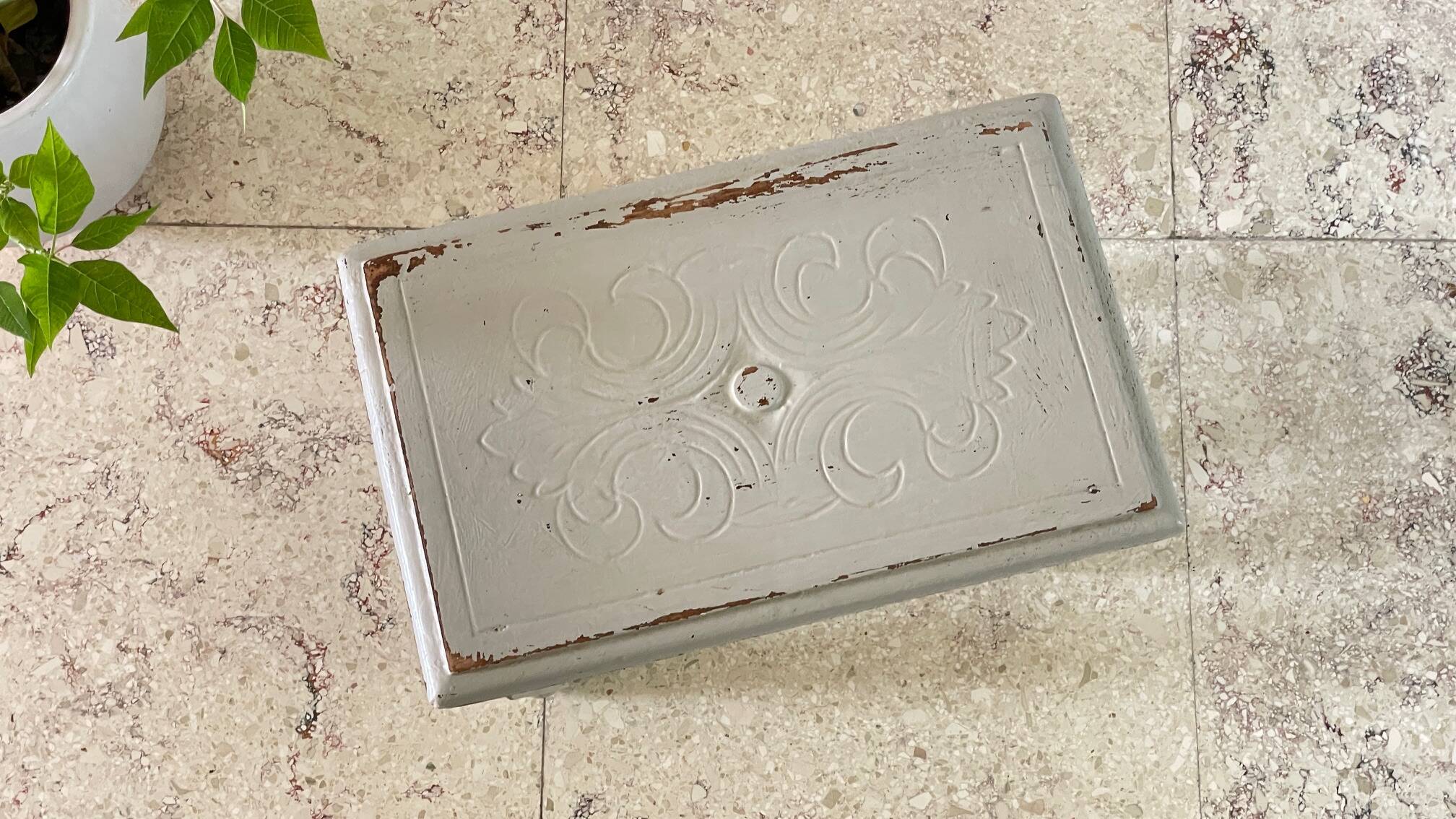 Tabouret vintage gris perle patiné