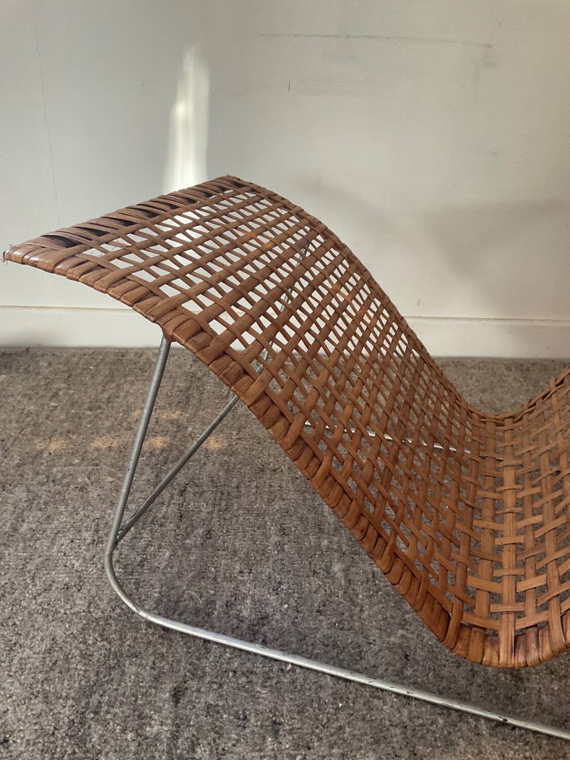 Magazine holder in woven rattan and metal