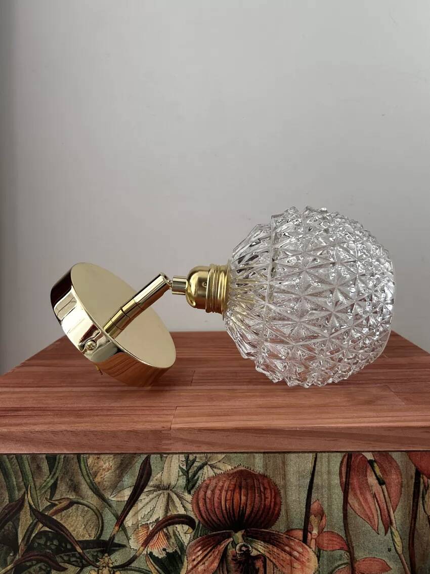 Paire d’appliques murales globes en verre ciselé