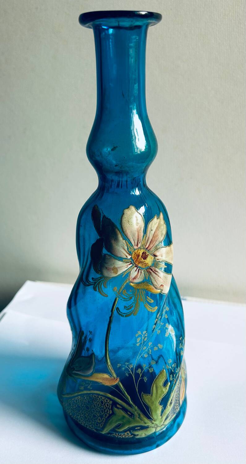 Carafe en verre bleu turc et émaillé, par Théodore Legras, XIXe.