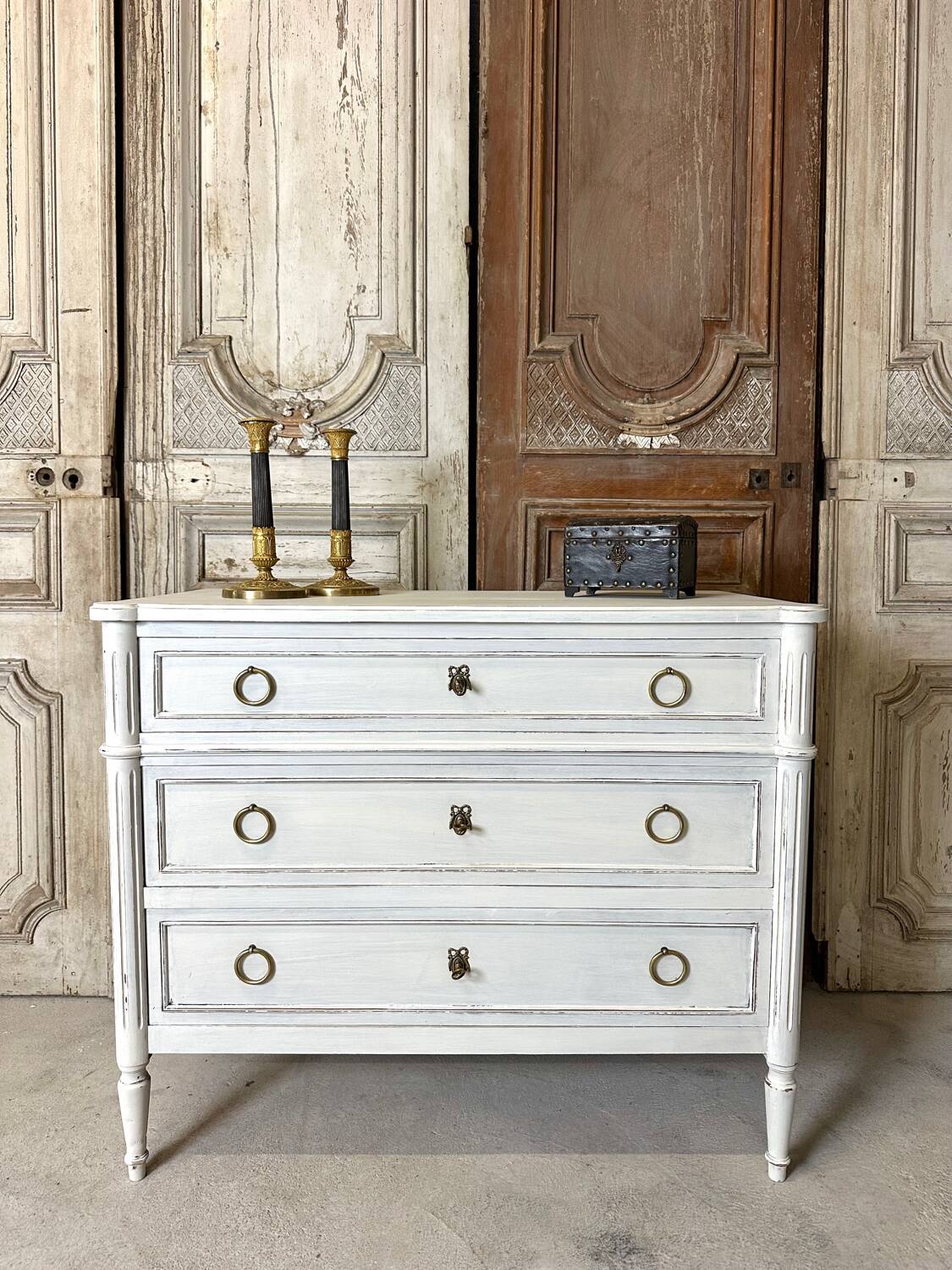 Commode de style Louis XVI peinte blanc