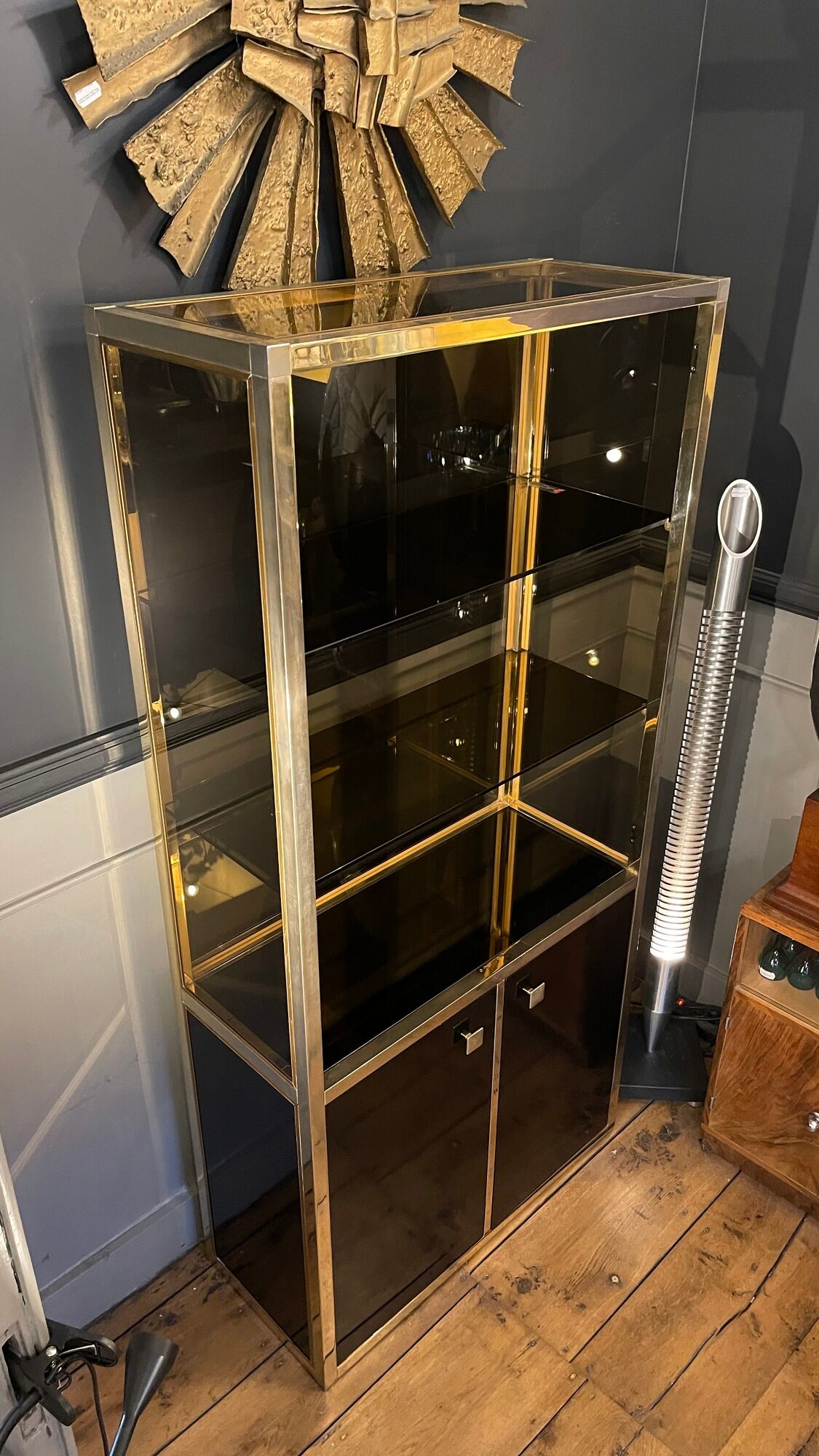 Hollywood Regency style bookcase shelf, gilded brass and black lacquered wood, 1970