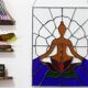 Vitrail décoratif Femme en méditation, Art du yoga en verre coloré, 48 × 66