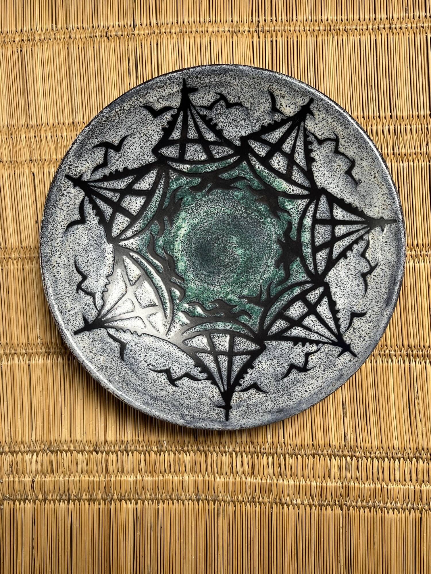 Large round dish St Clément boat motifs