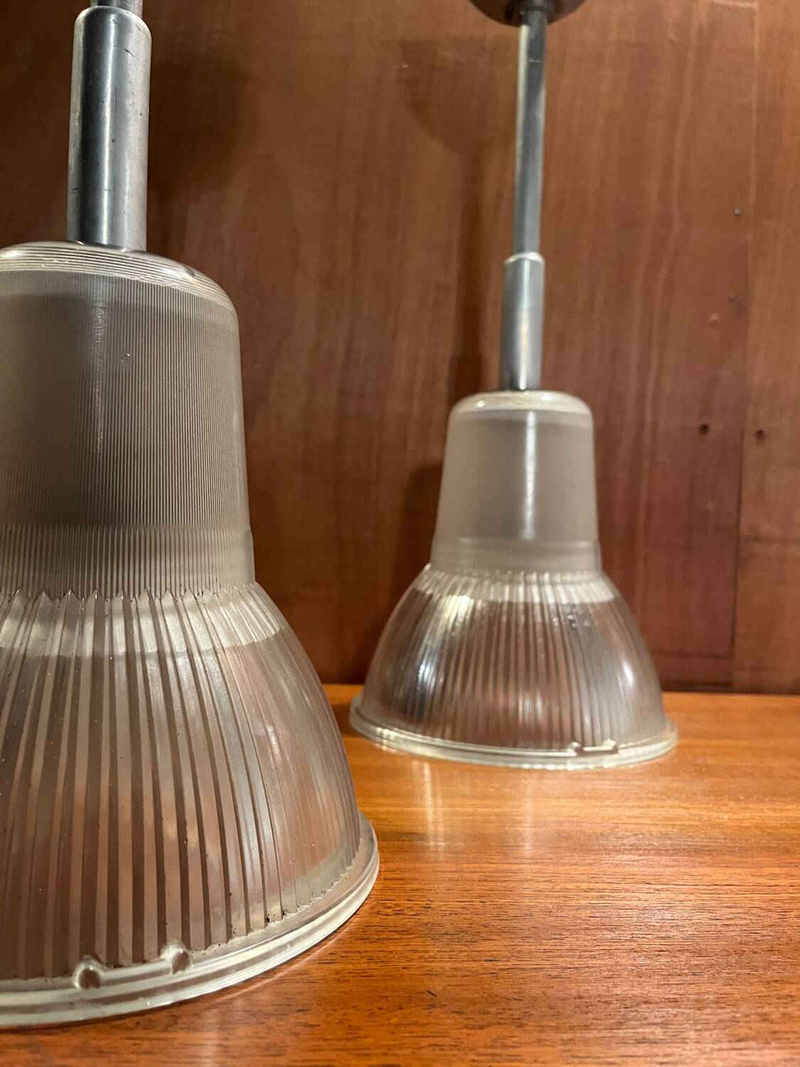 2 suspensions en verre Holophane 1950