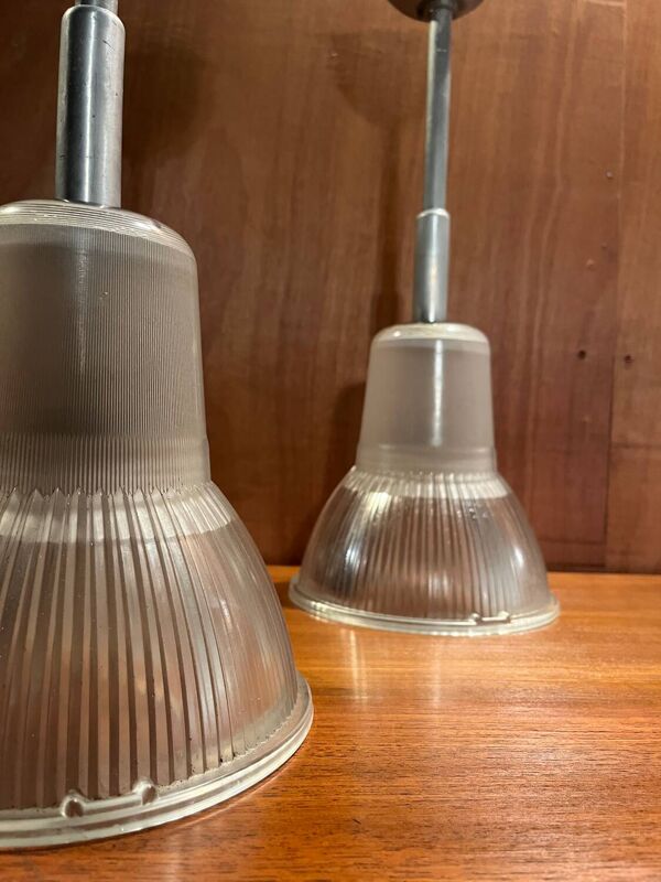 2 suspensions en verre Holophane 1950
