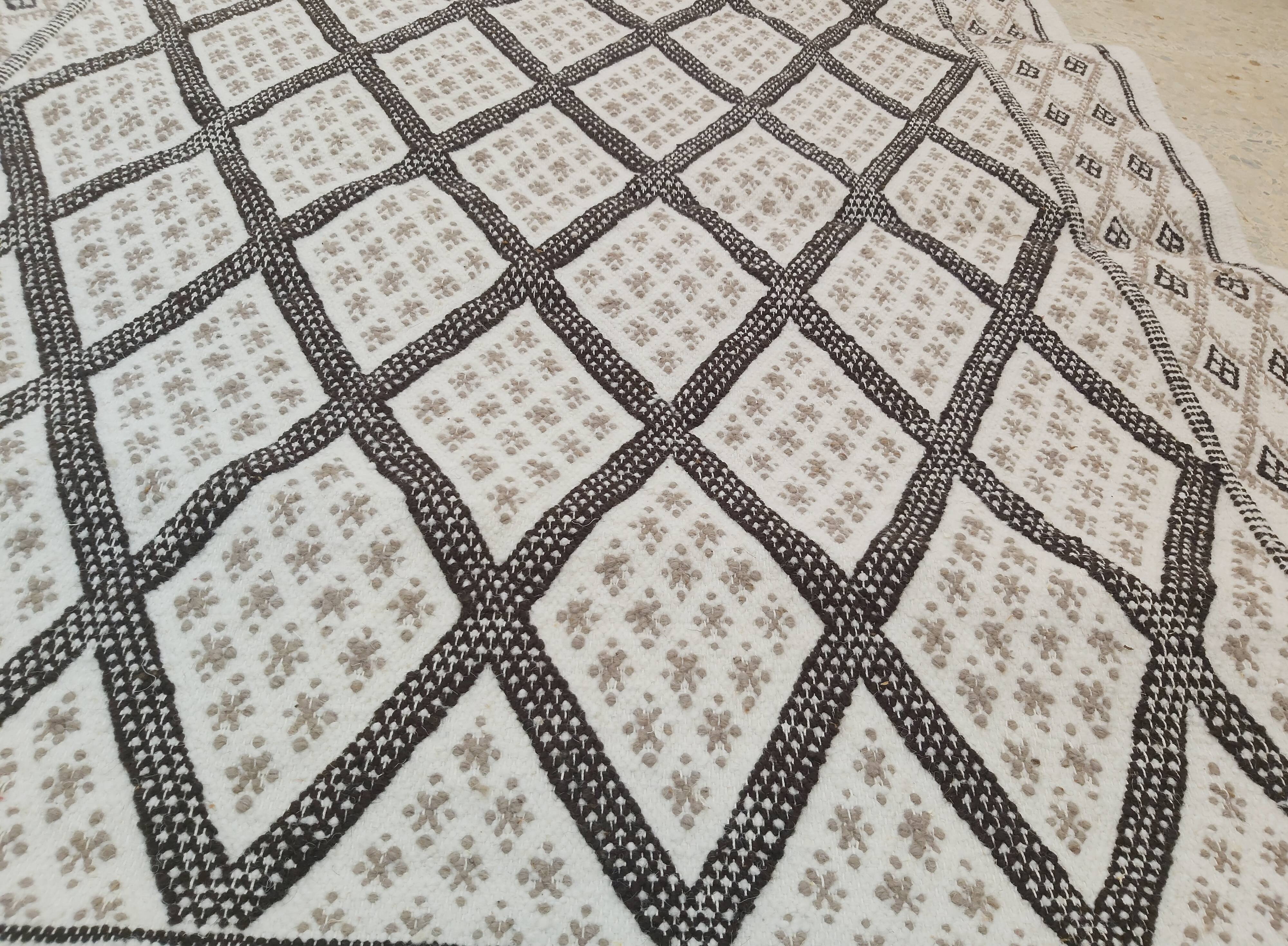 Traditional handmade white and grey carpet 178x125cm