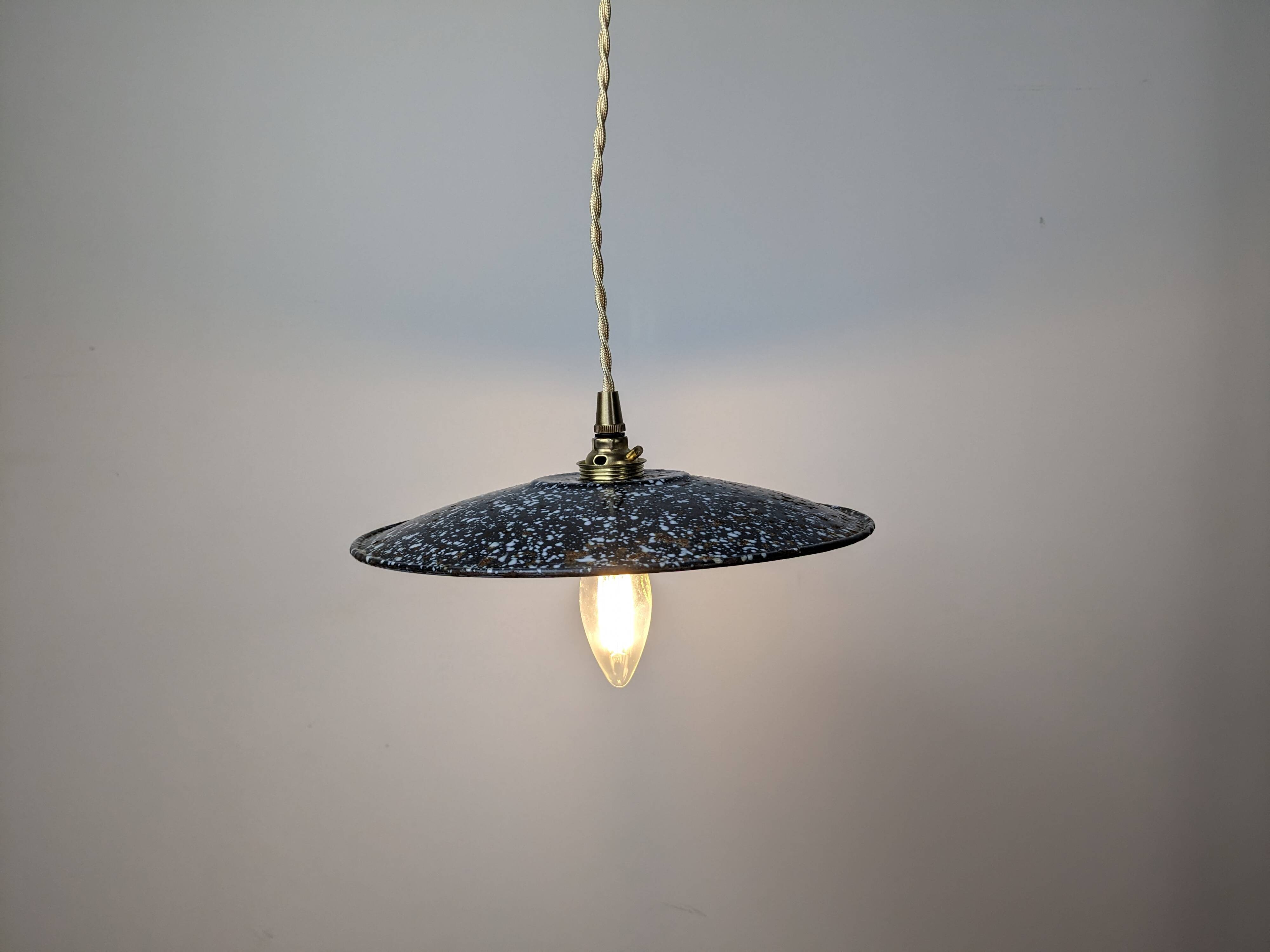 Suspension industrielle vintage en tôle noire à points blancs émaillée