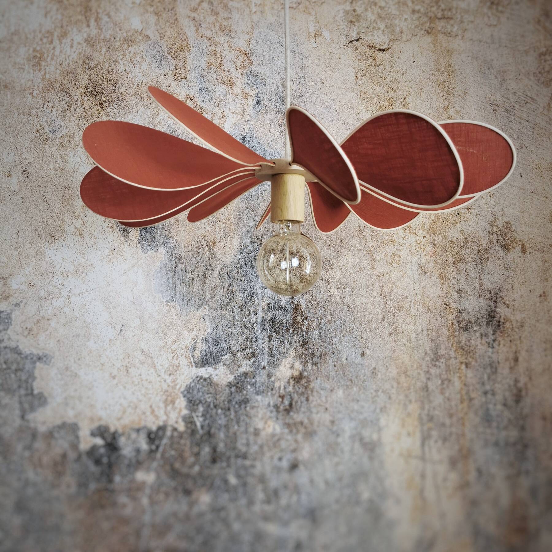 12-blade propeller suspension in rattan and sienna linen