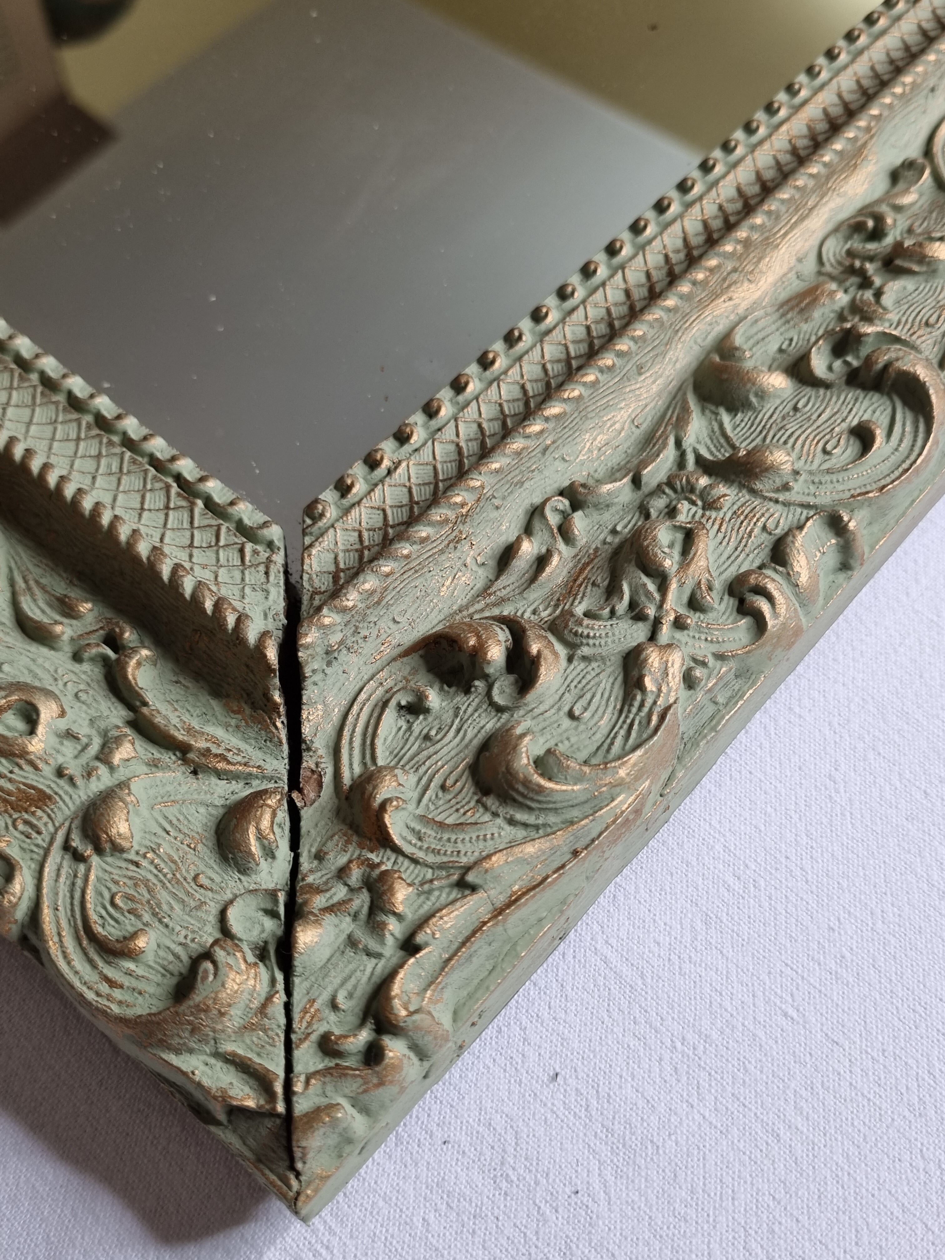 MIroir ancien de style Louis XV en stuc et bois patiné 58x43 cm