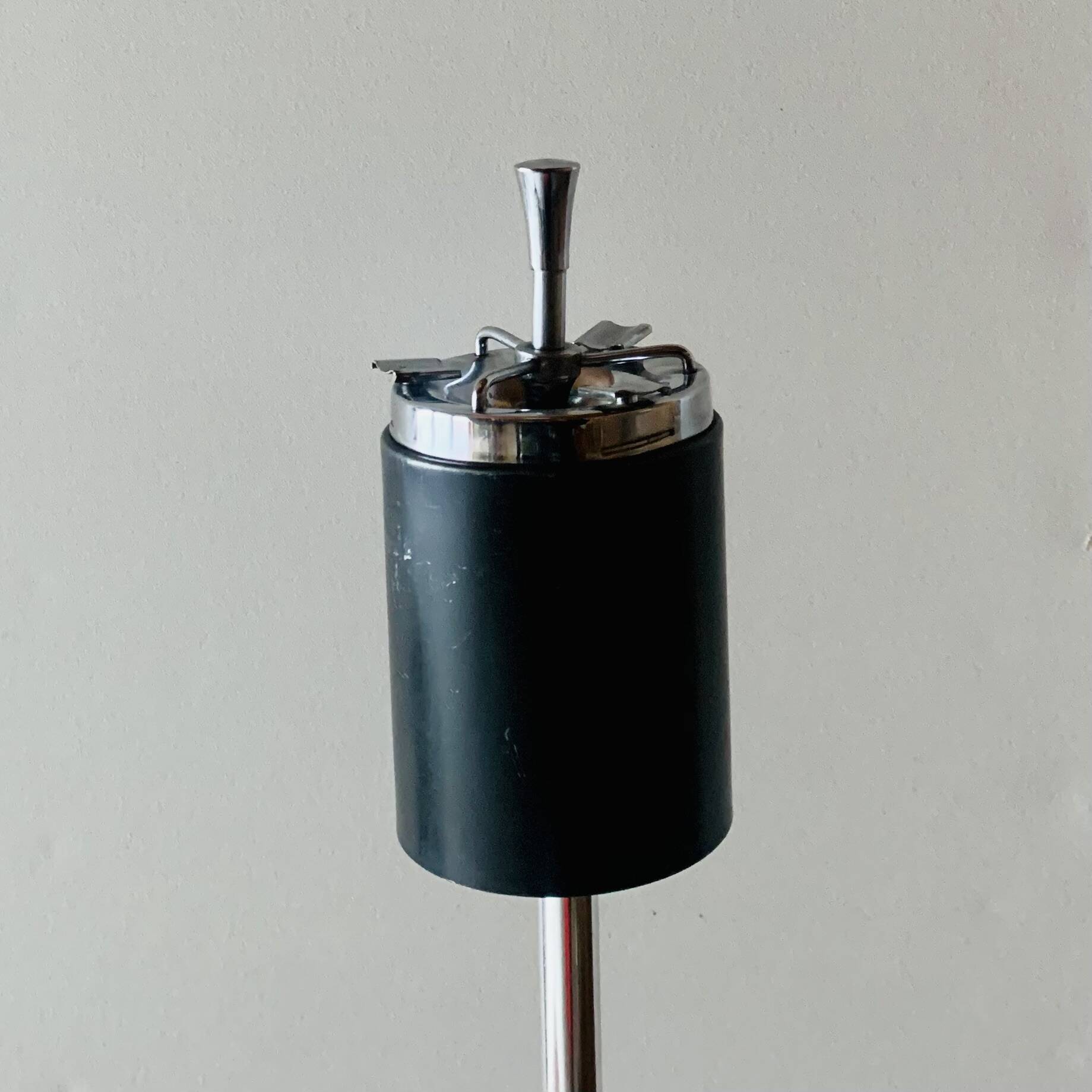 Vintage metal ashtray - push up