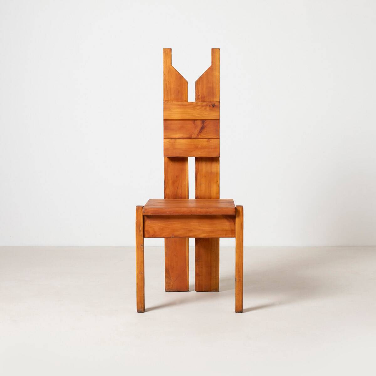 1 des 18 chaises de salle à manger brutalistes uniques en pin massif, Tchécoslovaquie, années 1970