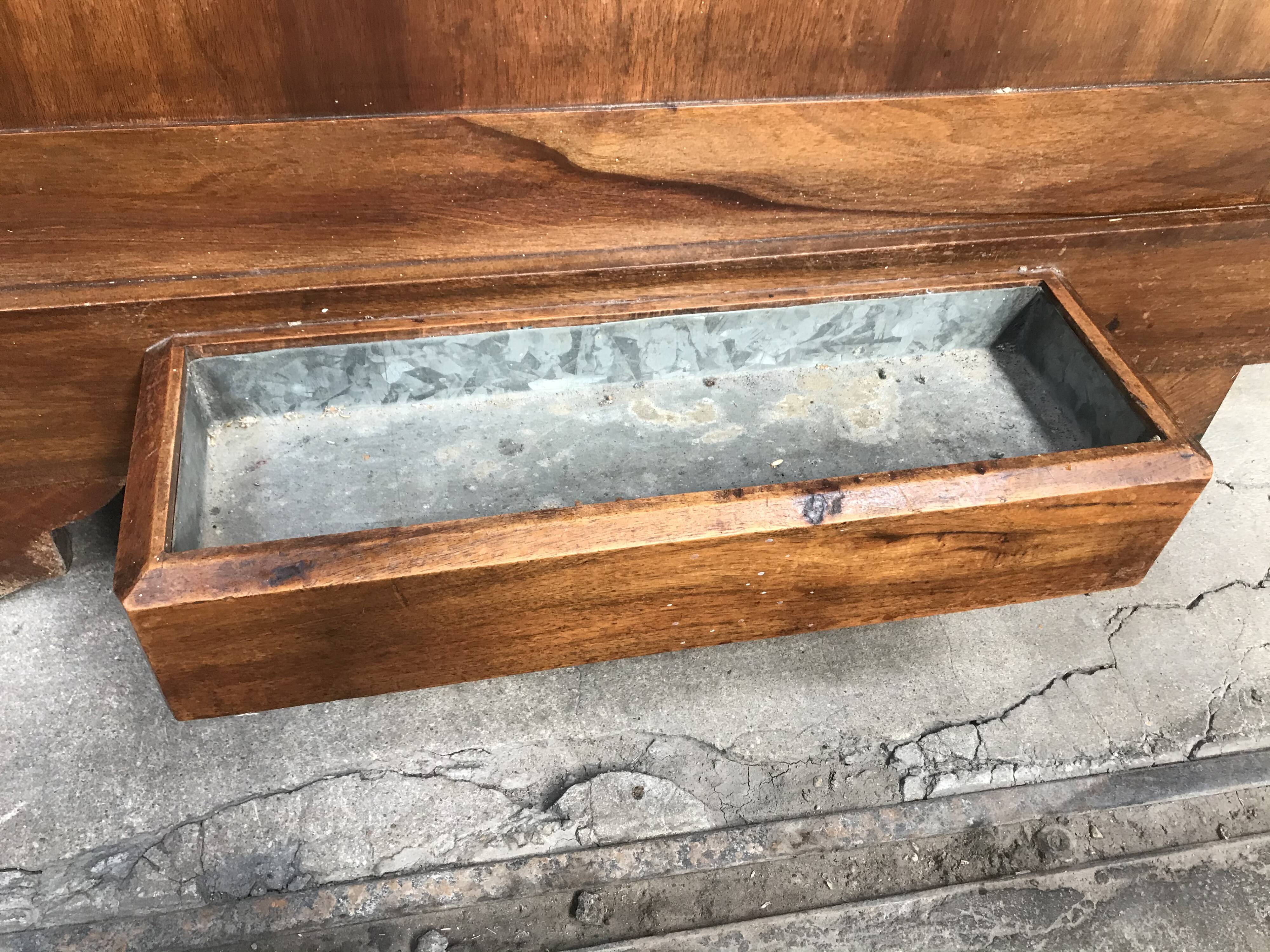 Period art deco in walnut veneer