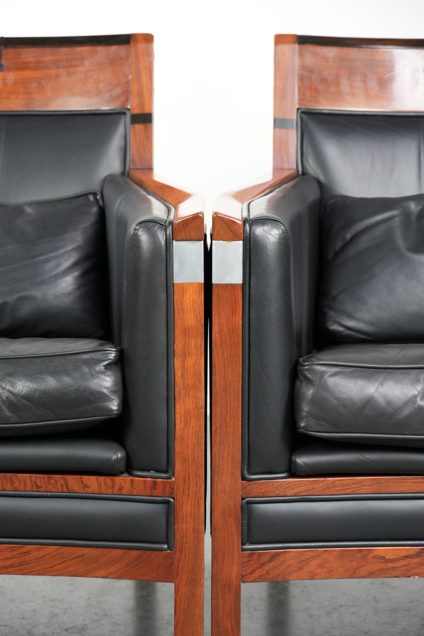 Set of 2 black leather Art Deco design armchairs in good condition