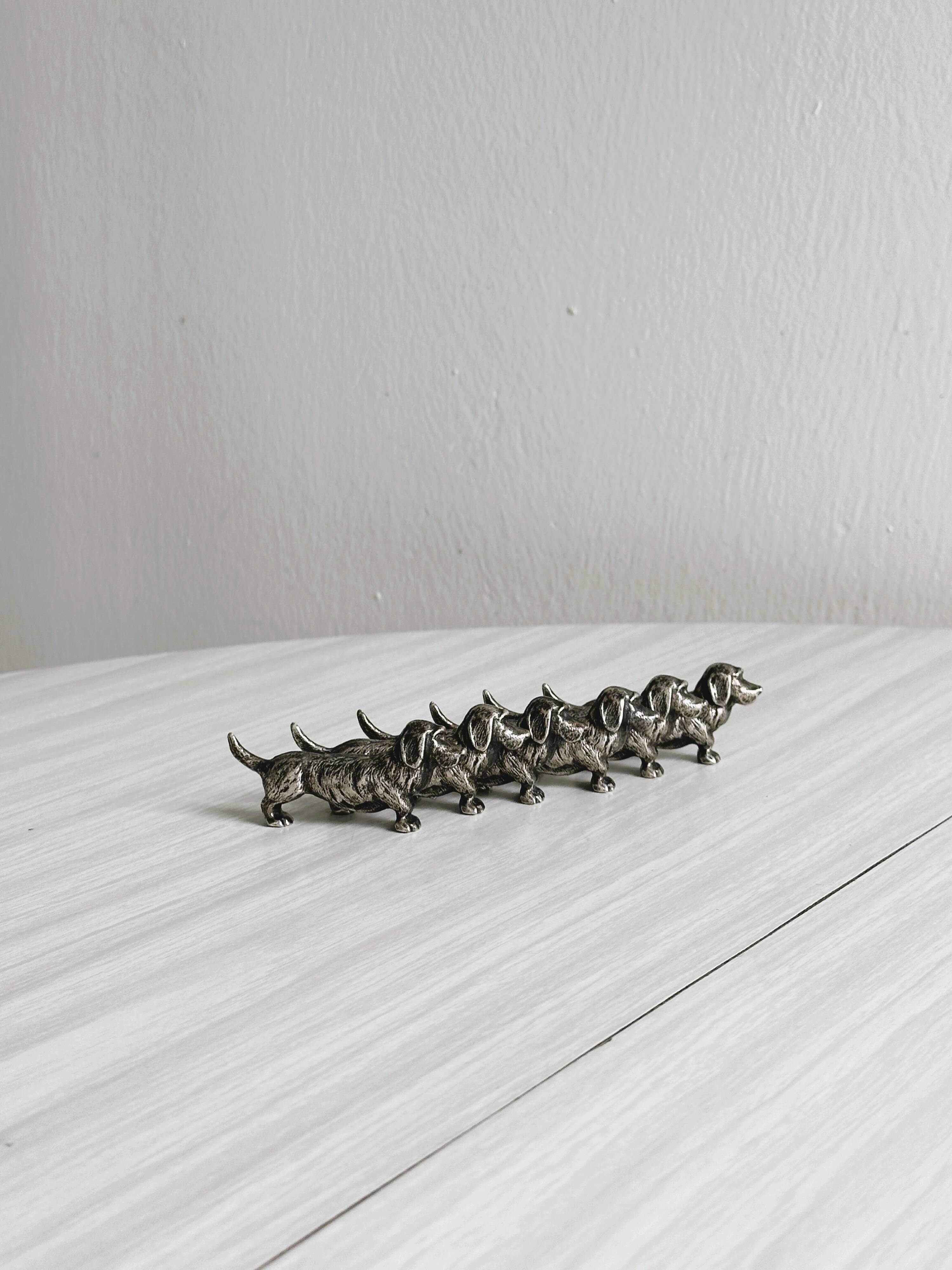 6 metal knife holders in the shape of small dogs