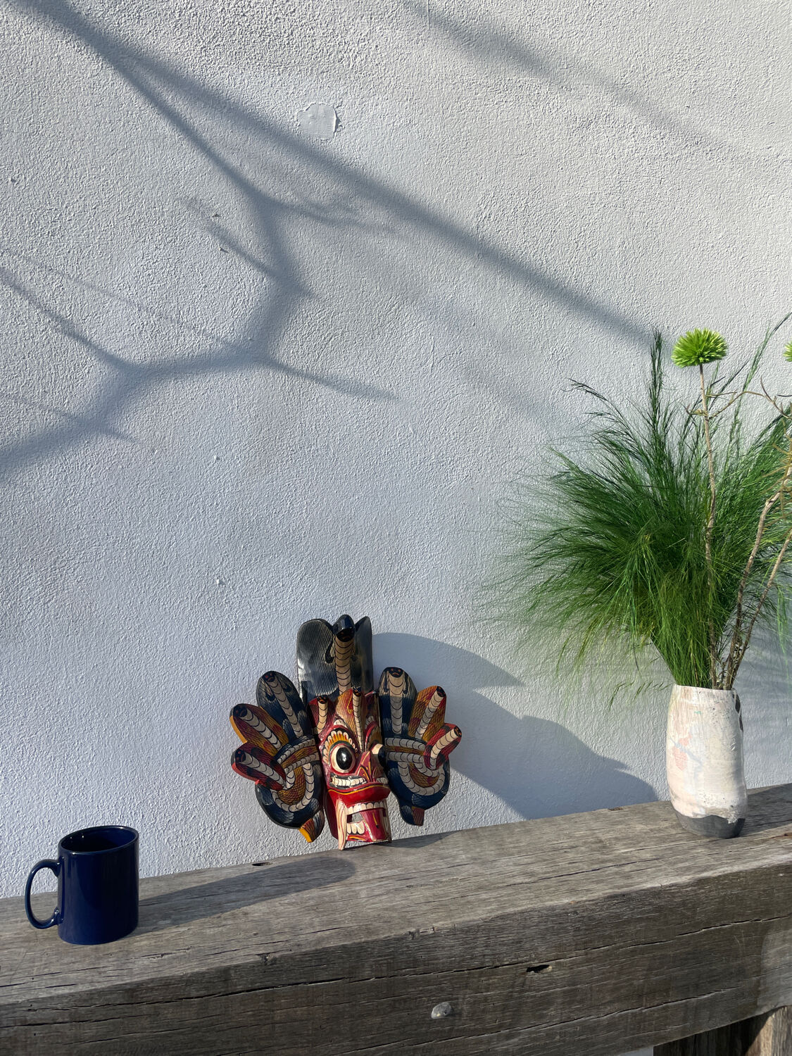 Masque en bois asiatique coloré