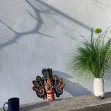 Masque en bois asiatique coloré