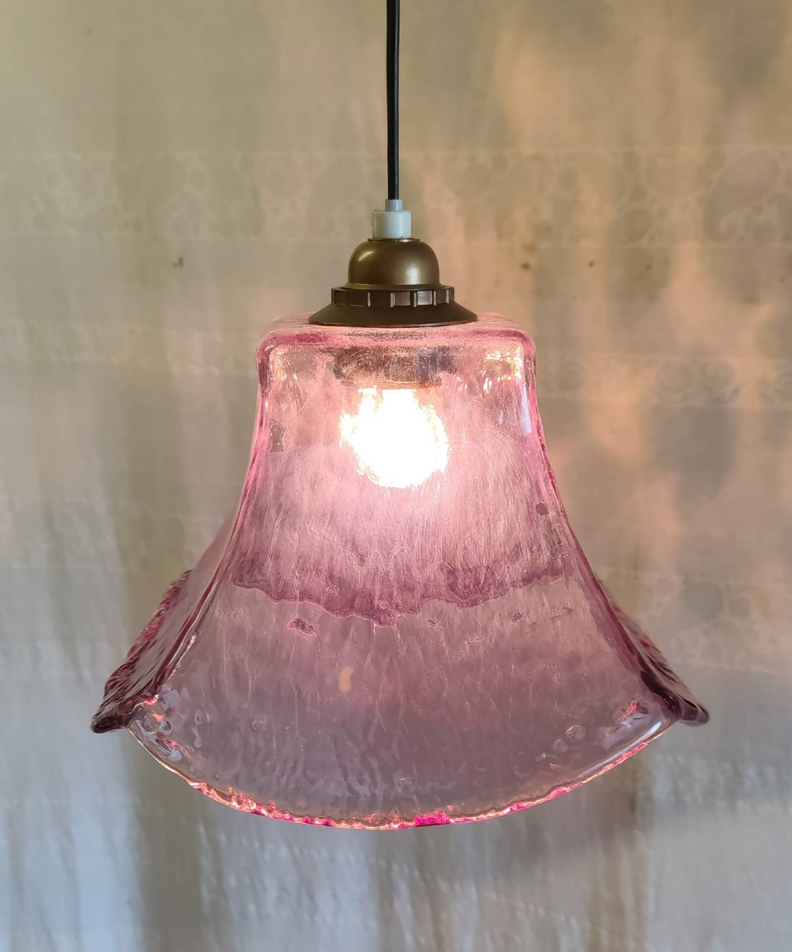 Abat-jour en verre moulé peint violet - design 70's
