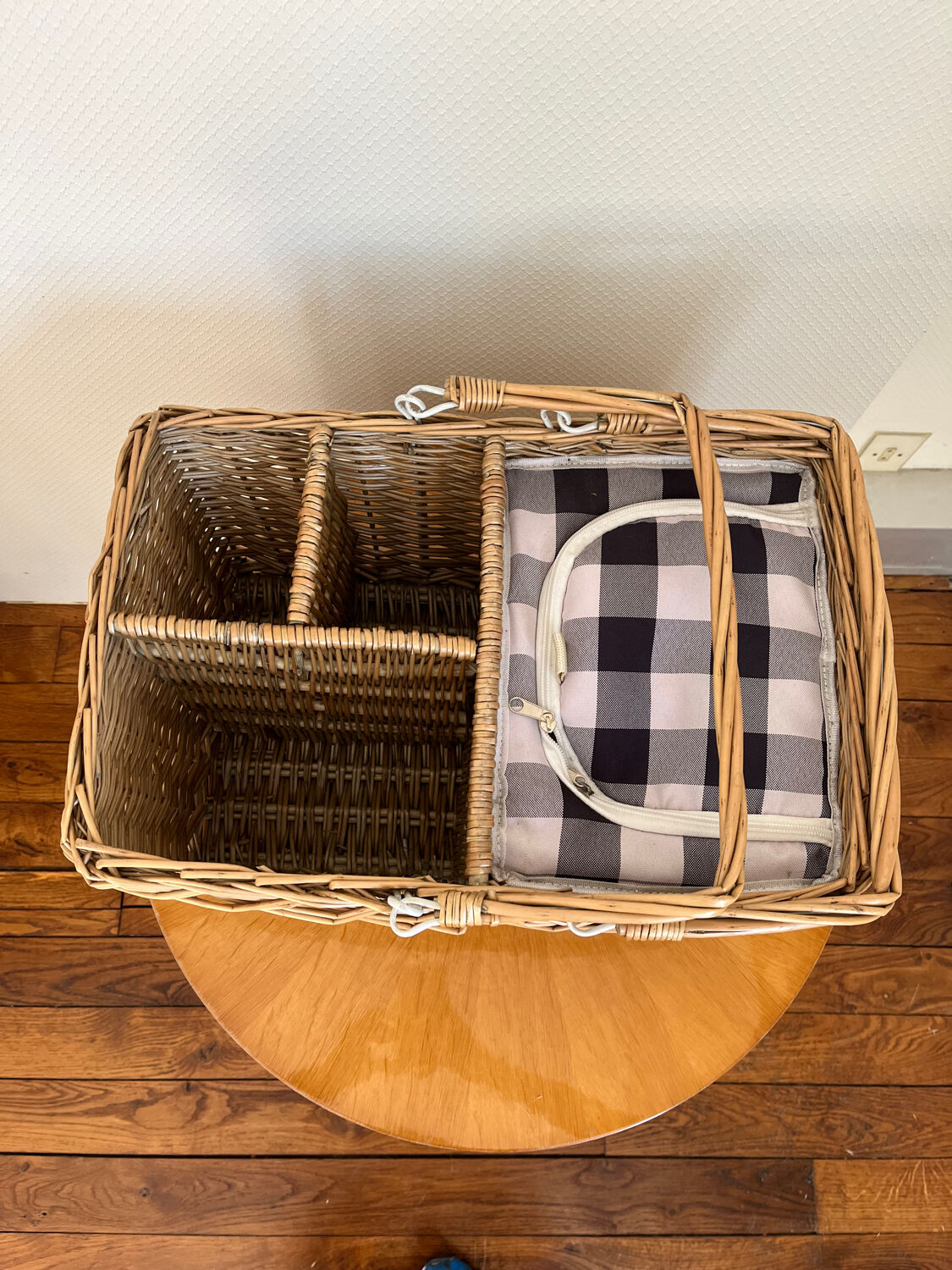 Picnic basket bottle locker