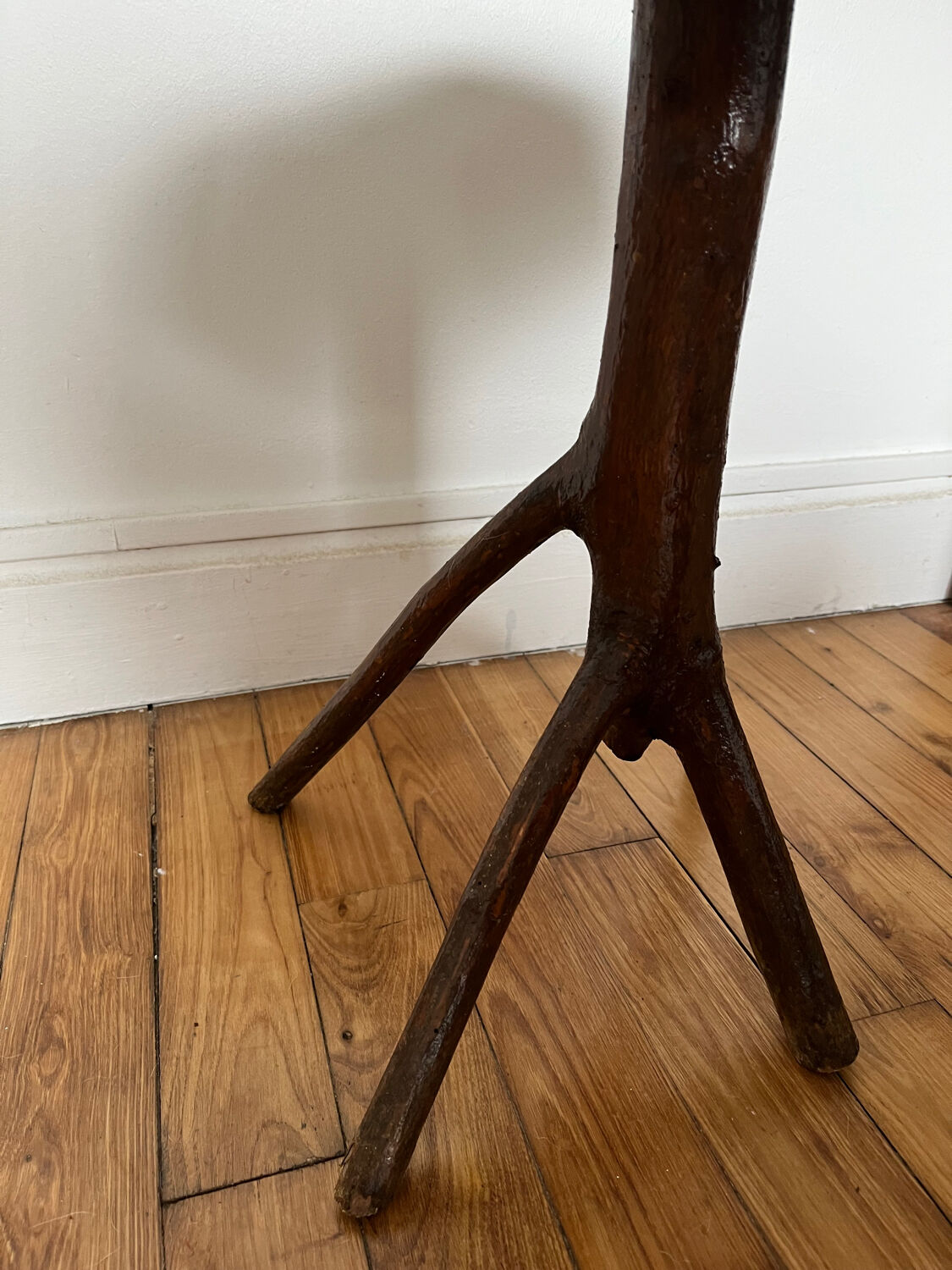 Tabouret tripode brutaliste