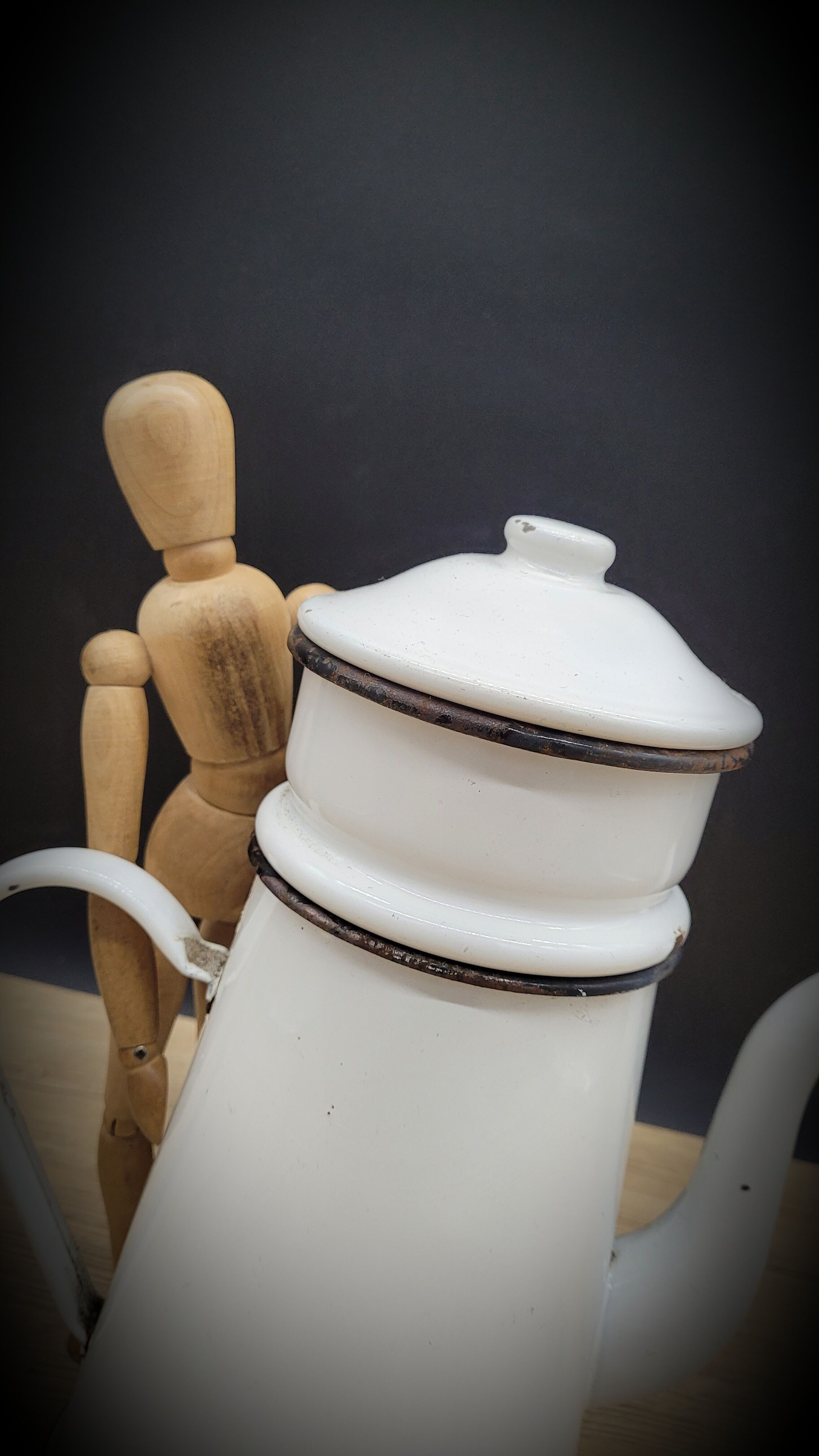White enamelled teapot coffee maker