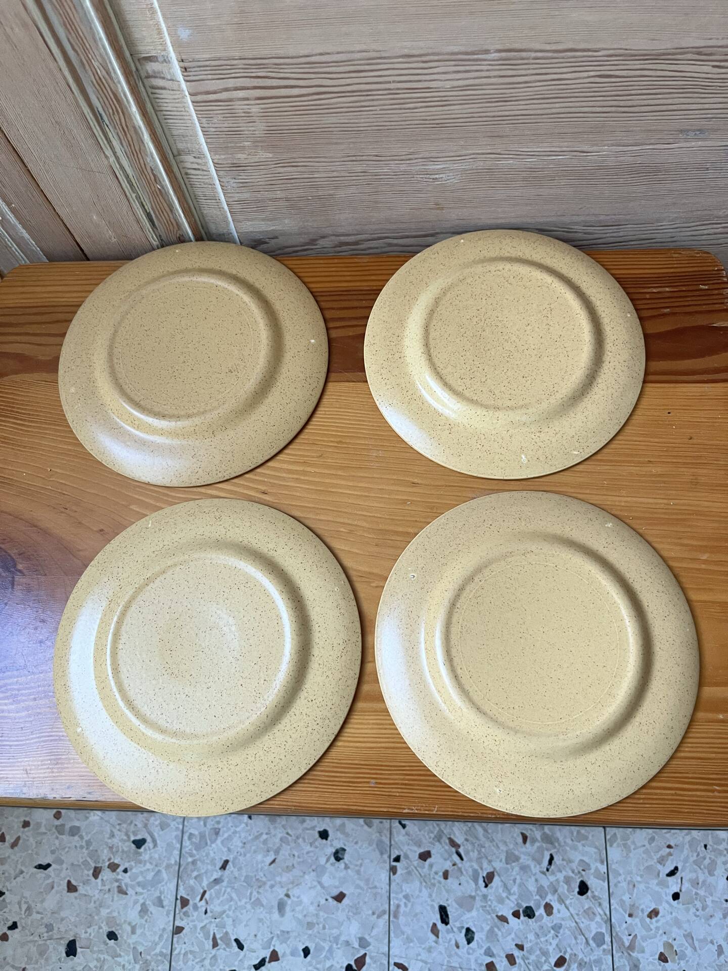 Série de 8 assiettes et 2 bols
