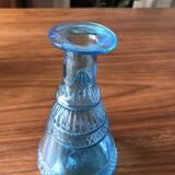 Carafe en verre bleu ciselé et son bouchon en forme de pomme de pin