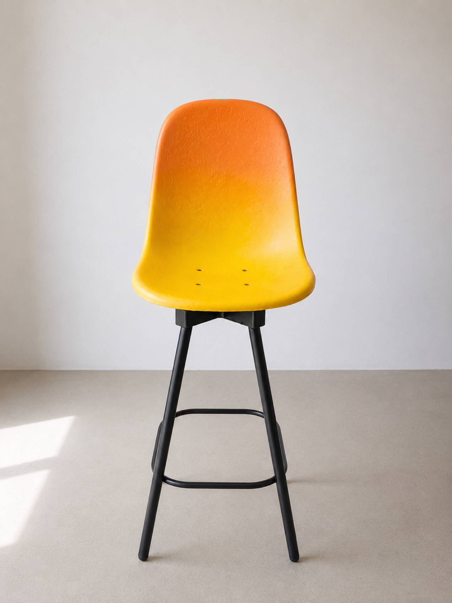 Lot de 4 tabourets de bar design sculptural – coques texturées bicolor