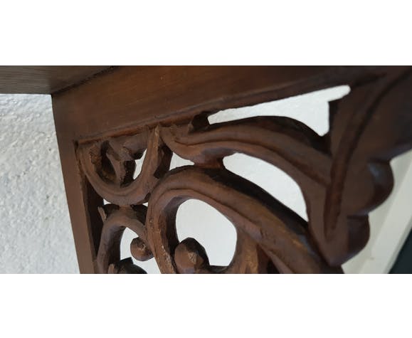 Étagère en bois sculpté