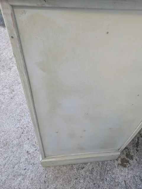 Distressed chest of drawers