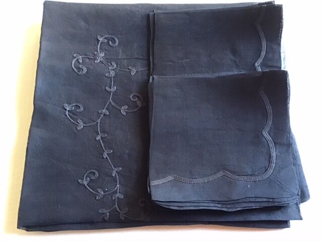 Black nape and towels in organdi