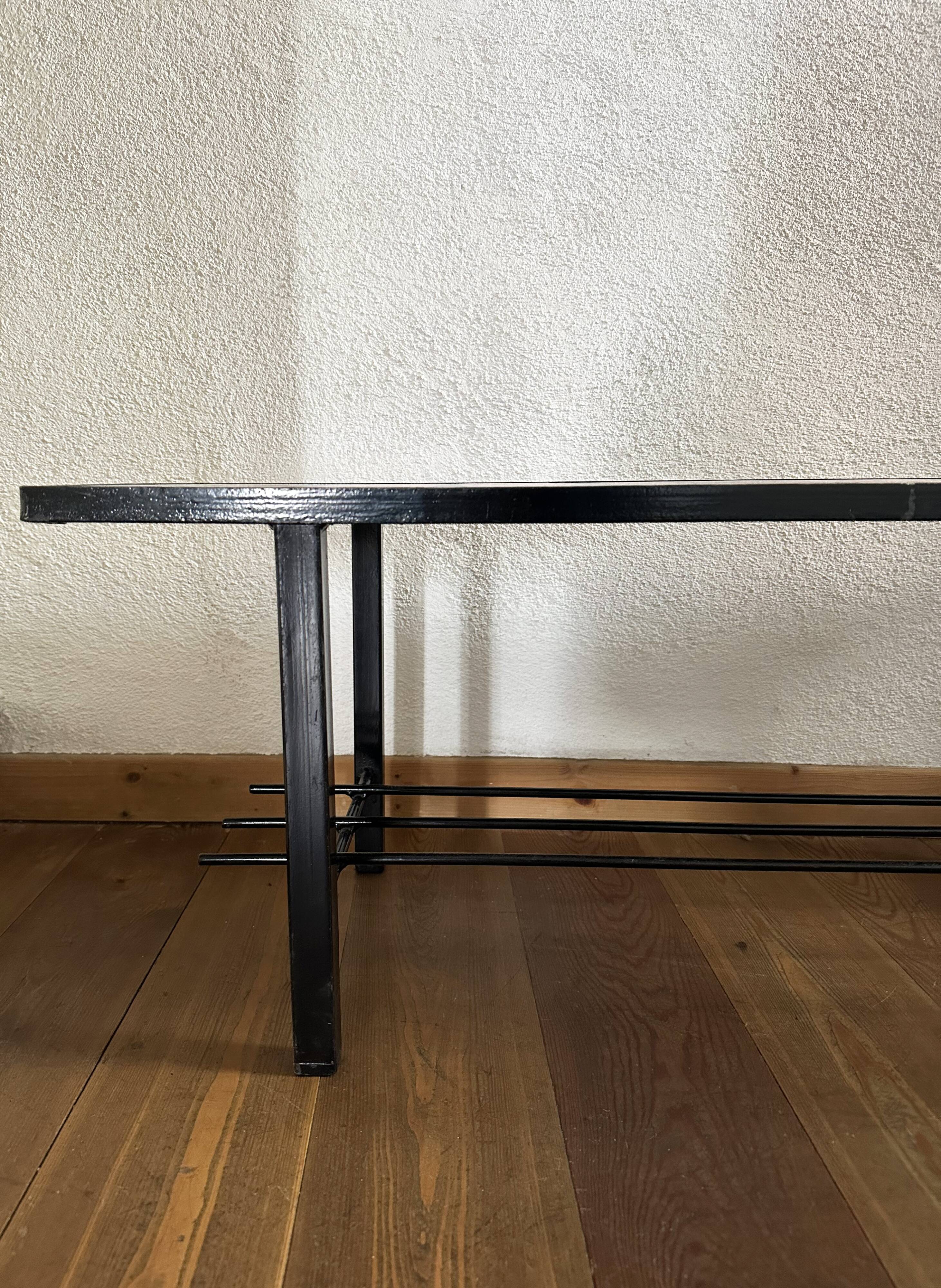 Table basse lave émaillée et métal laqué. France, années 70