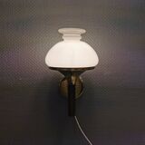 Applique en laiton avec abat-jour original en verre blanc laiteux, conçue par Svend Mejlstrøm Danemark années 1960