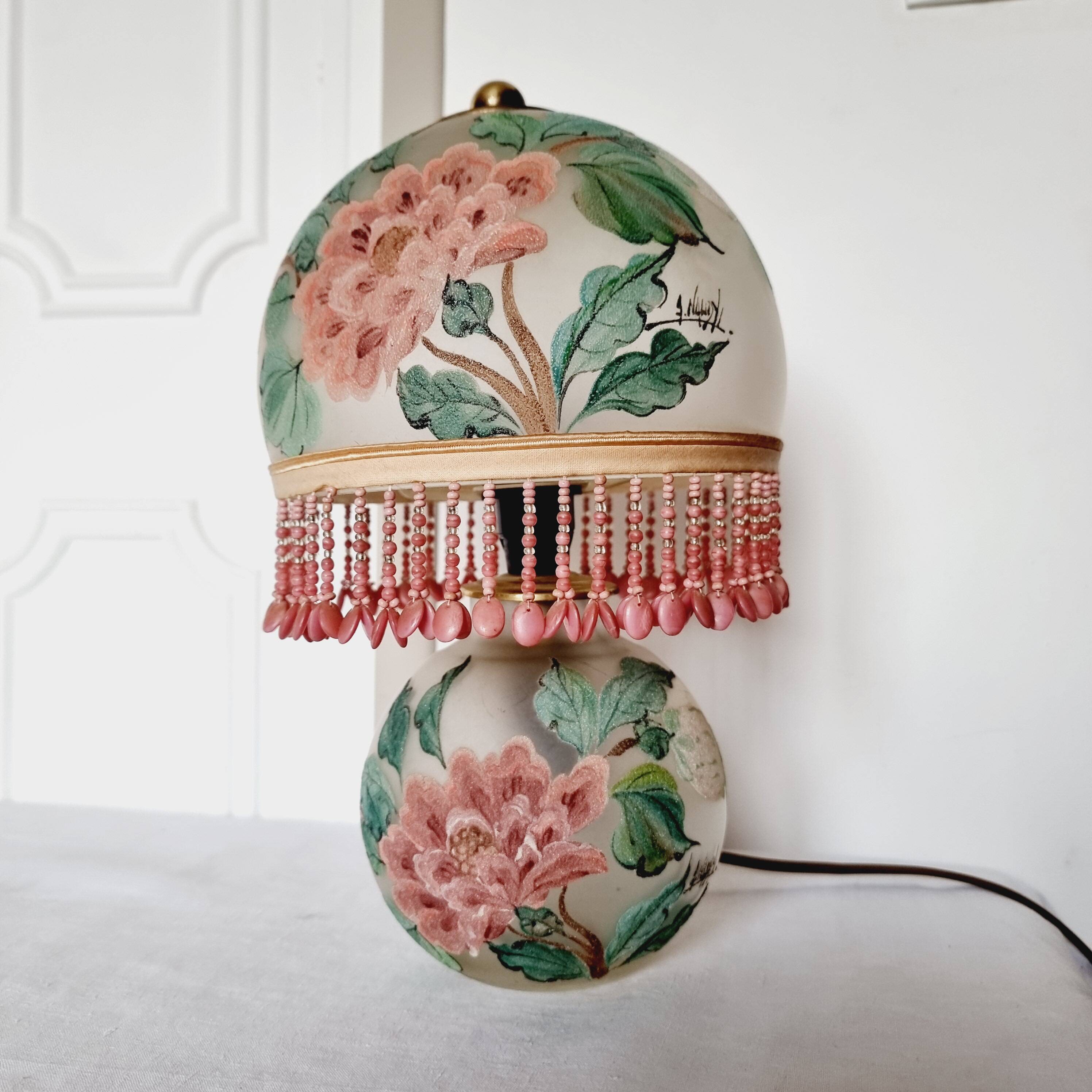 Lampe antique en opaline peinte à la main par Annick Naudy