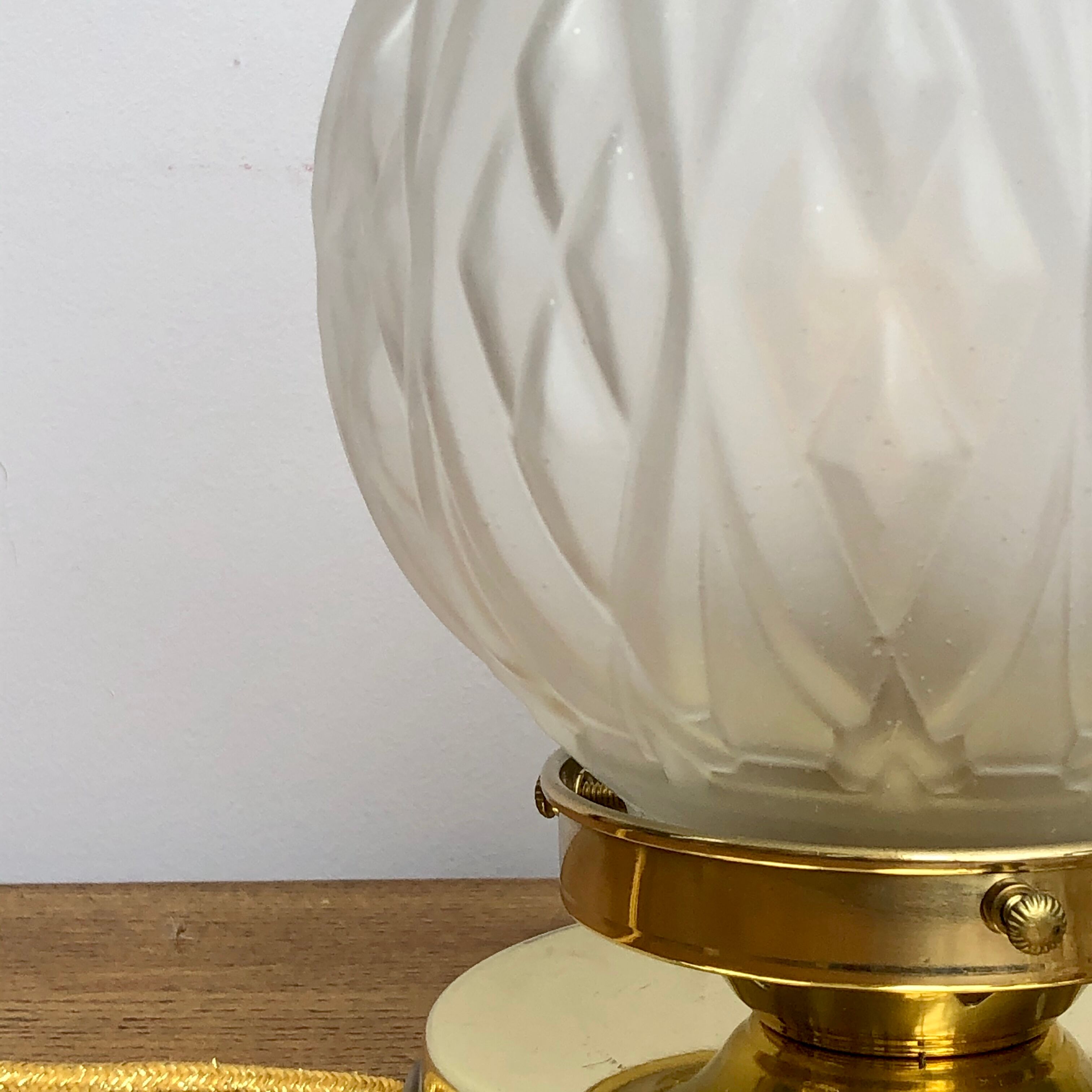Vintage art deco globe table lamp in frosted glass