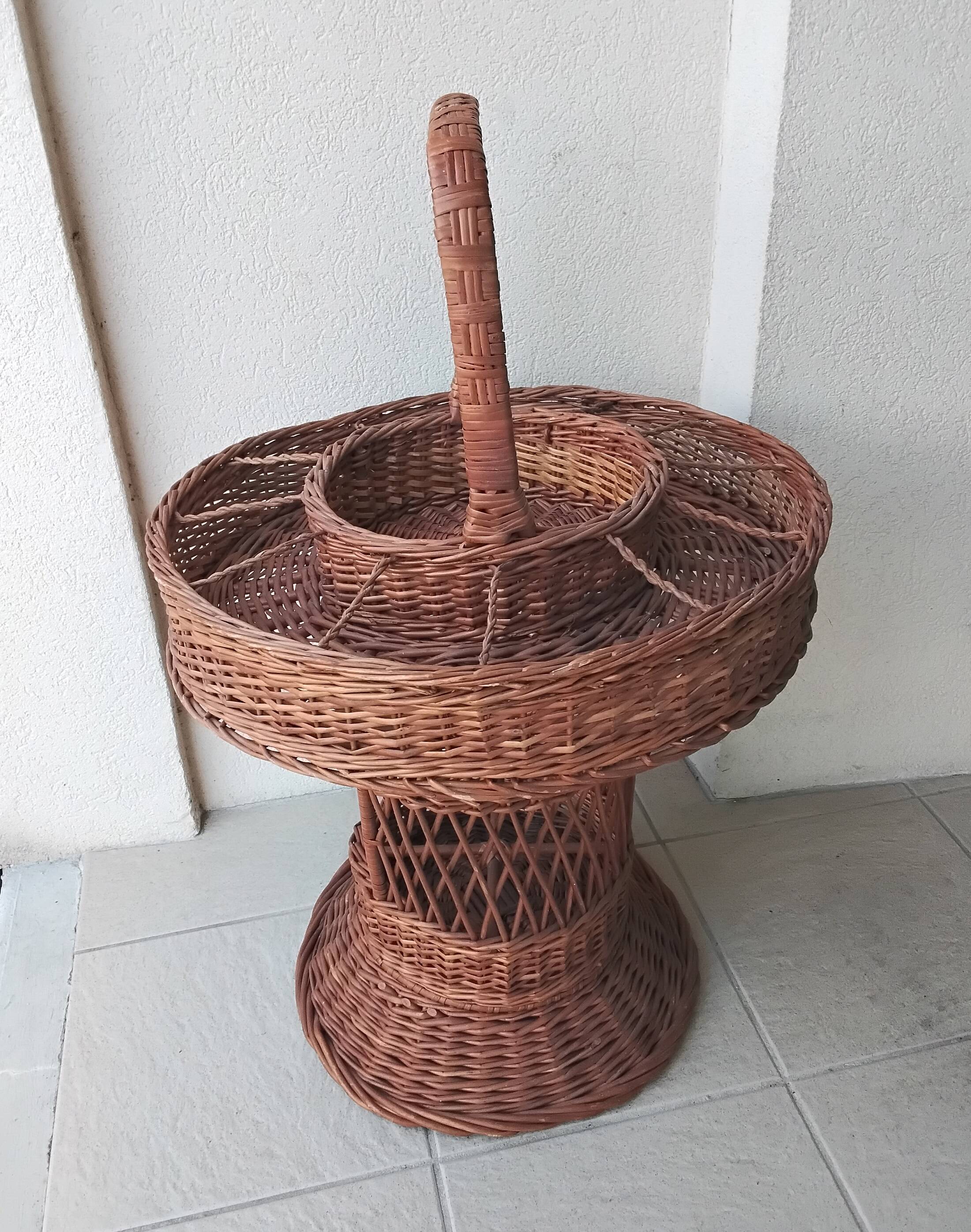 Portable wicker bar
