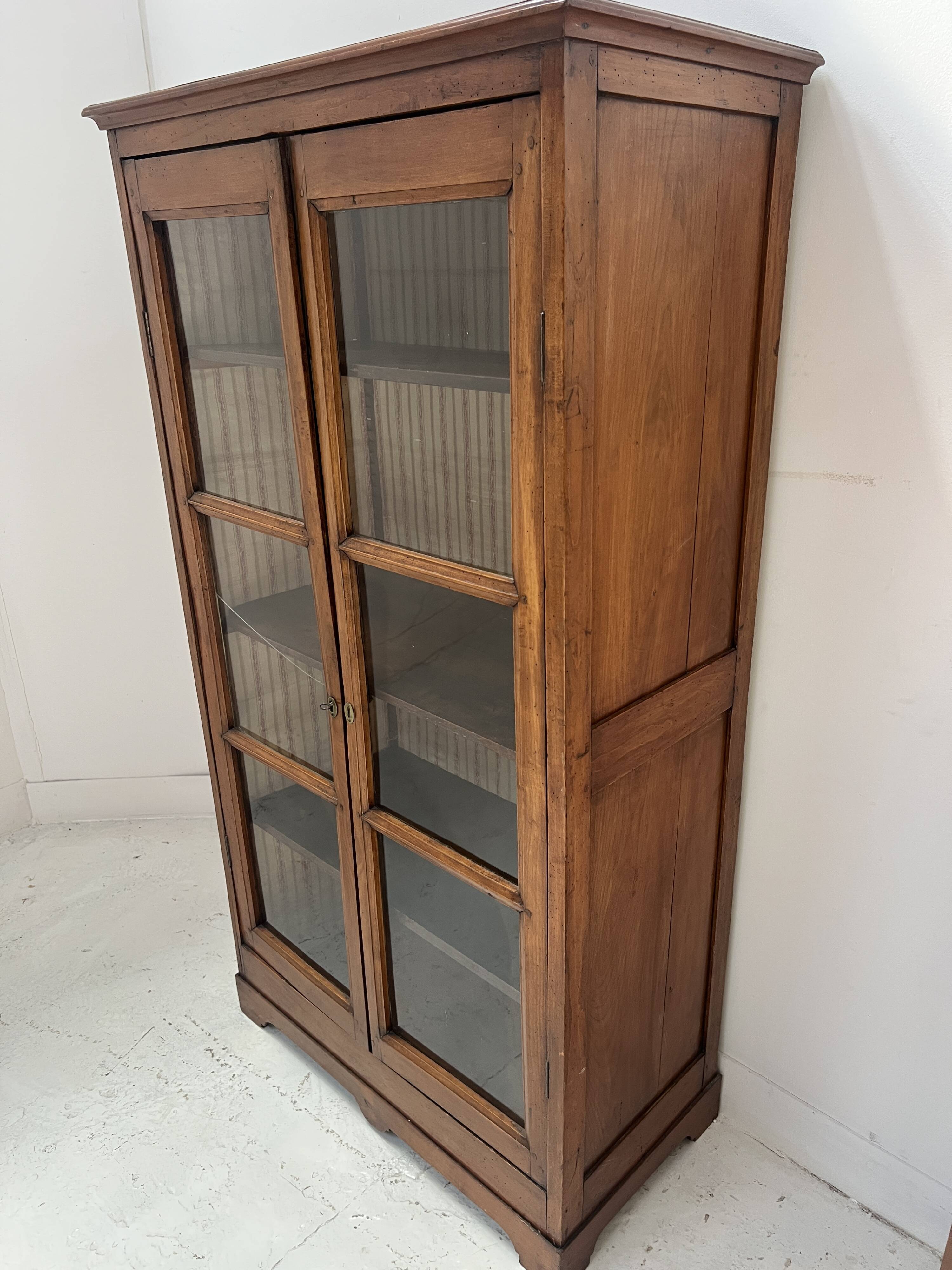 Pair of display cabinets in solid cherry wood from the 19th century.