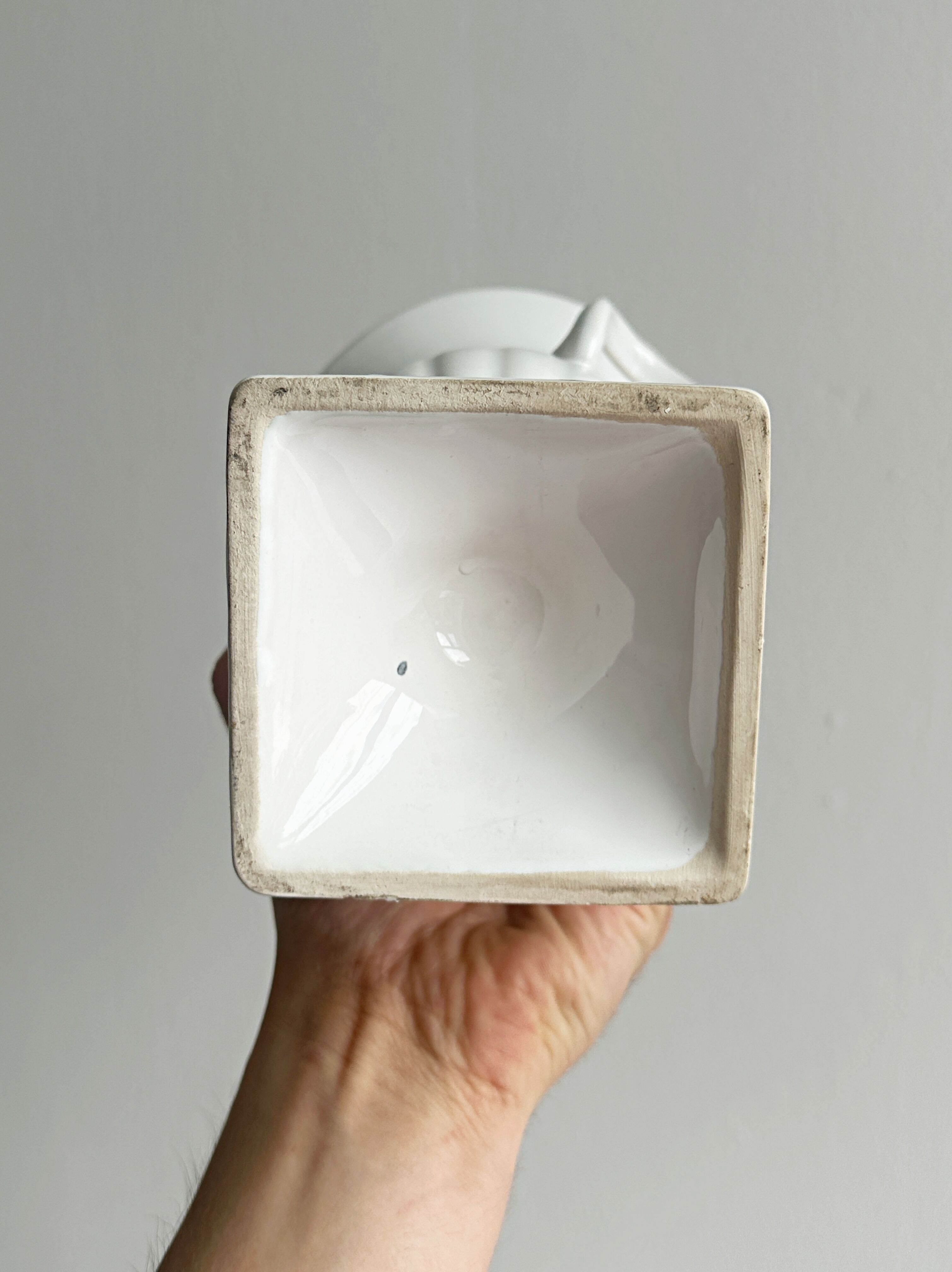 Médicis cache-pot vase in white porcelain