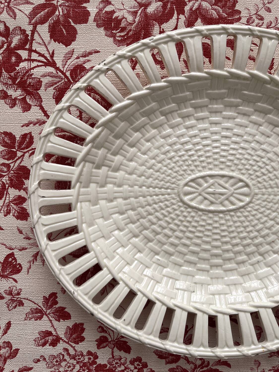 Dish in fine old earthenware, braided and openwork