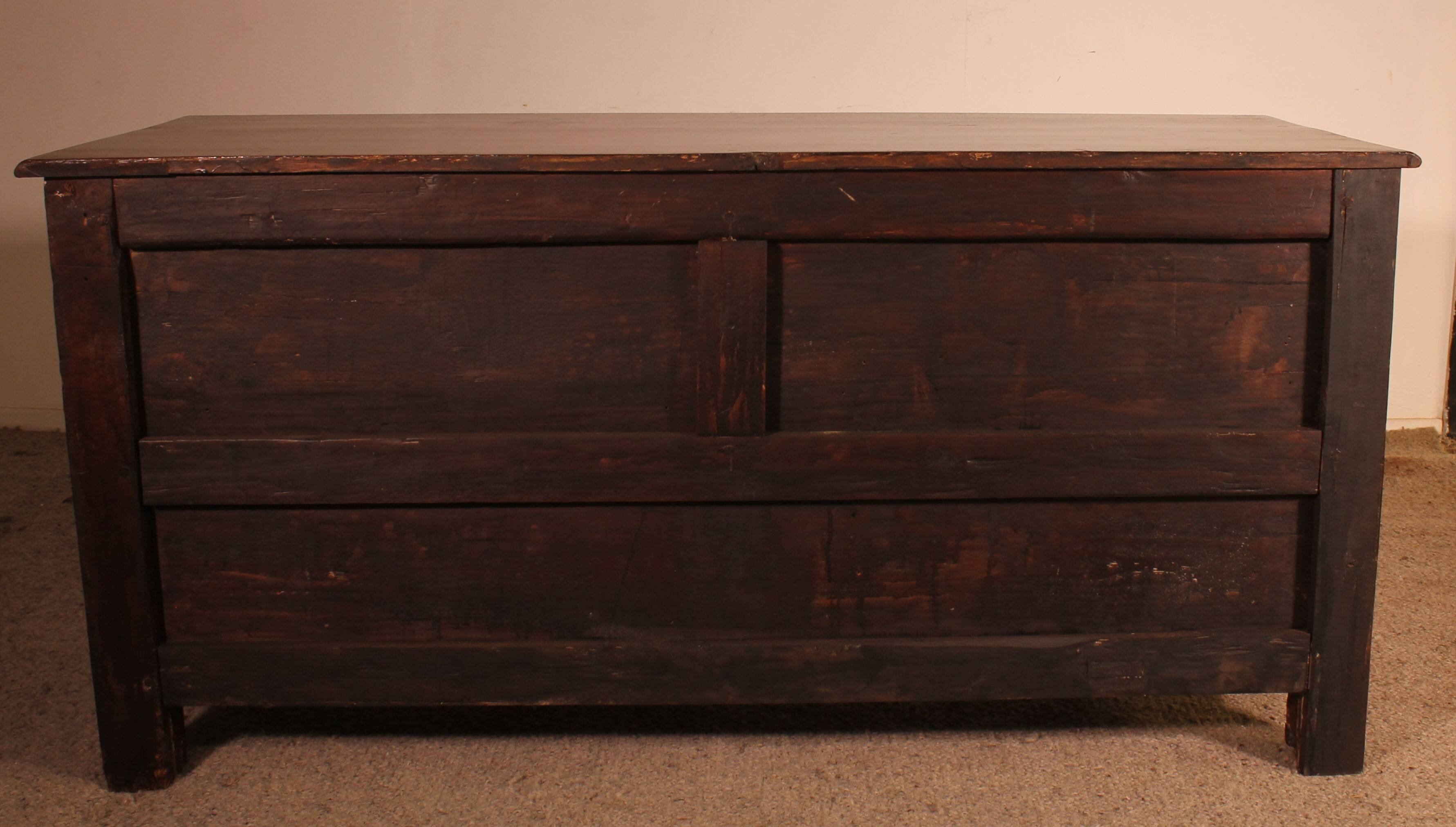 Meuble De Sacristie Renaissance Espagnol En Noyer Circa 1600