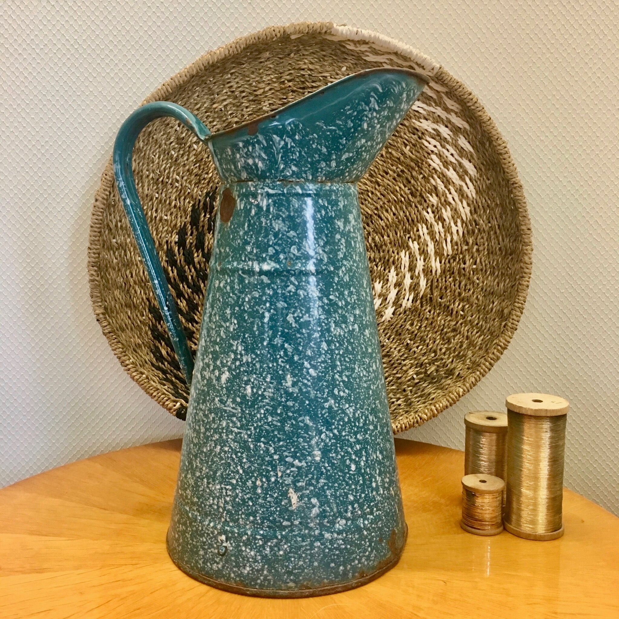 Broc ancien émaillé bleu turquoise et blanc