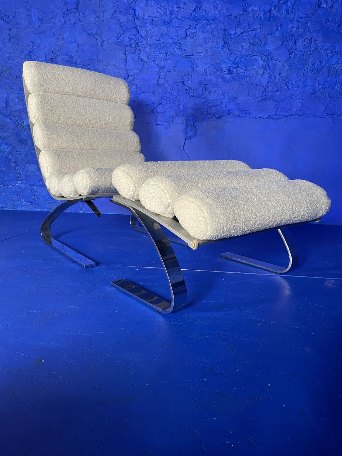 Design armchair and Ottoman sound