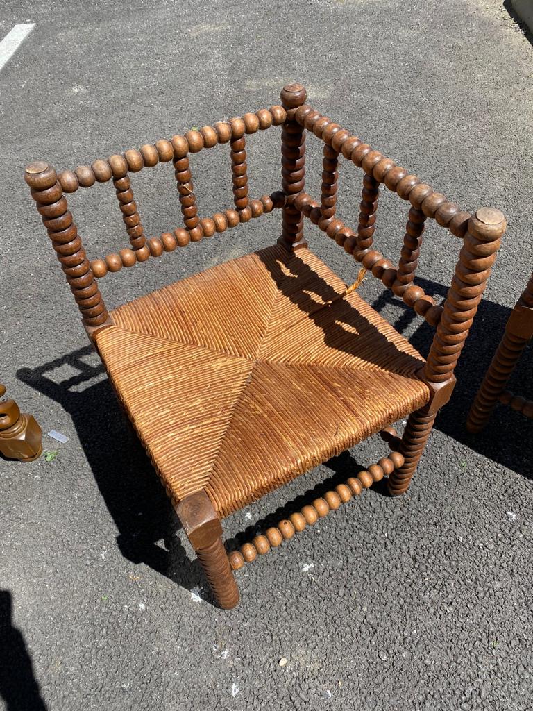 Lot de deux chaises d'angle tressées en bois